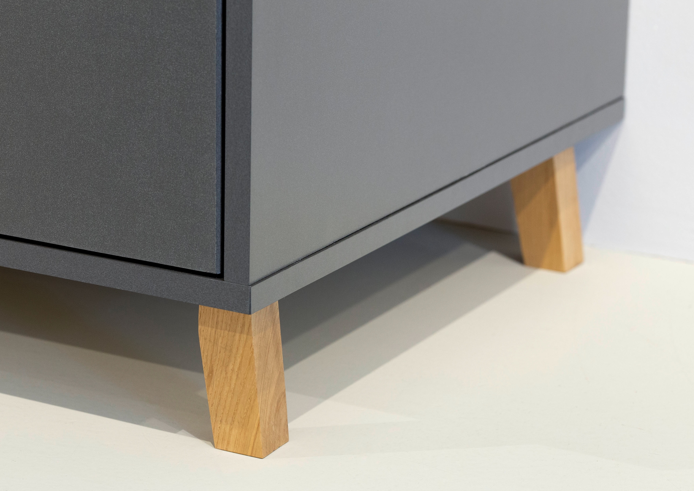 rauch Drehtürenschrank »Kleiderschrank Schrank Garderobe SHINJO Breiten 93/140/187 cm« in 3 verschiedenen Ausstattungen BASIC/CLASSIC/PREMIUM,  Griffe und Füße aus Massivholz, viel Stauraum MADE IN GERMANY