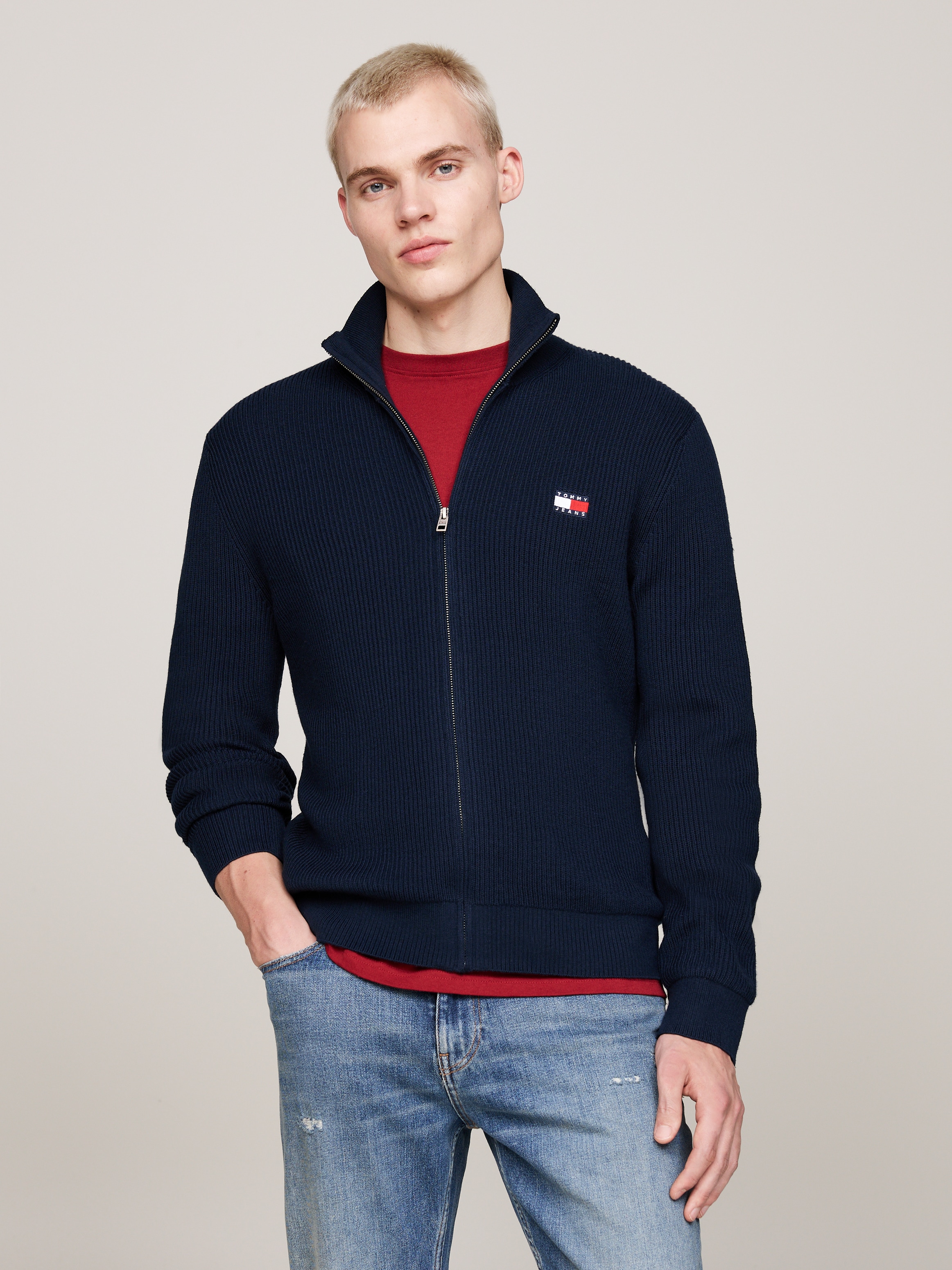 Tommy Jeans Strickjacke »TJM SLIM XS BADGE ZIP THRU«, Mit Markennamen- und Logostickerei in Brusthöhe