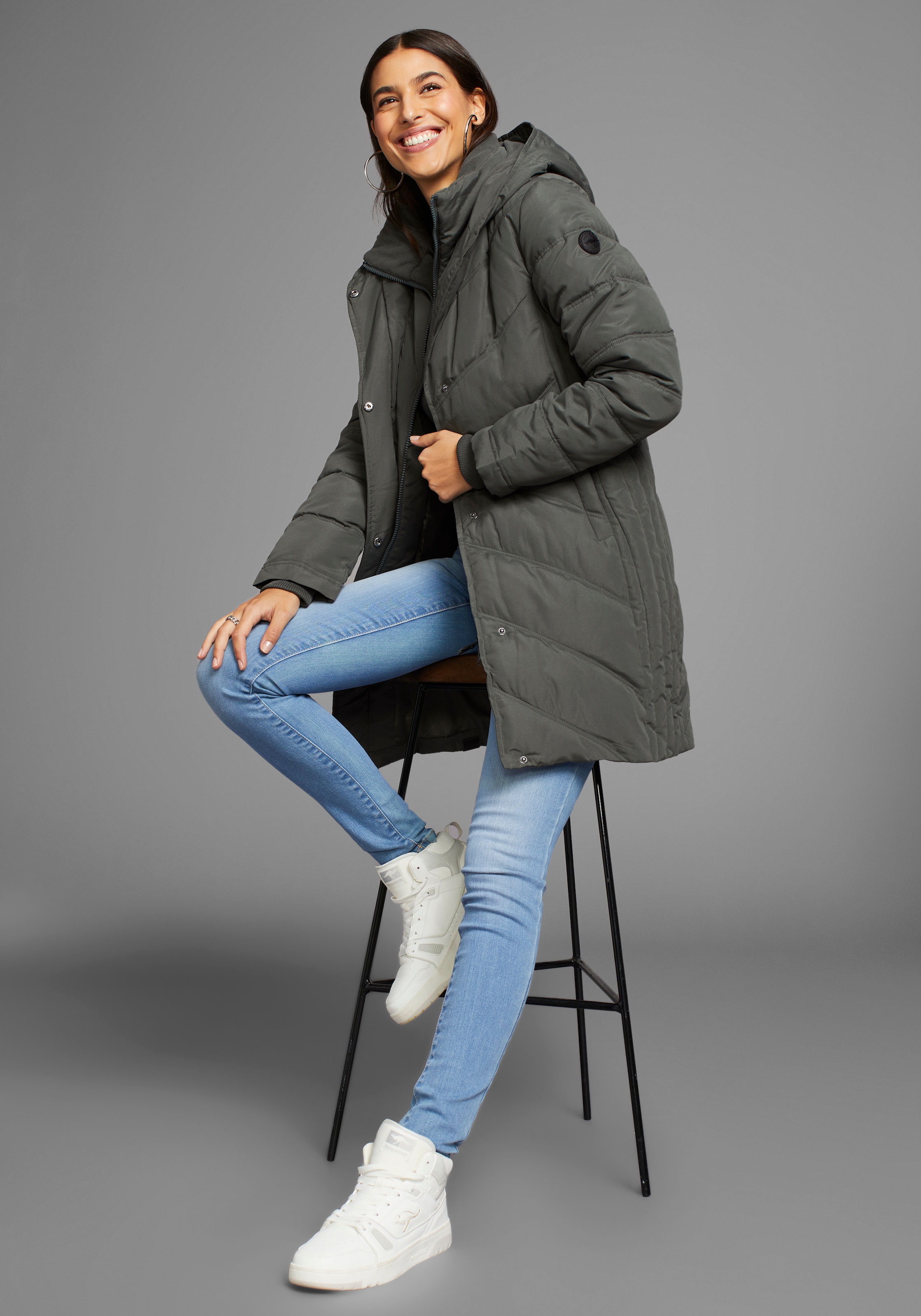 KangaROOS Winterjacke, mit Kapuze, mit hochschließendem Kragen, gefütterte Kapuze