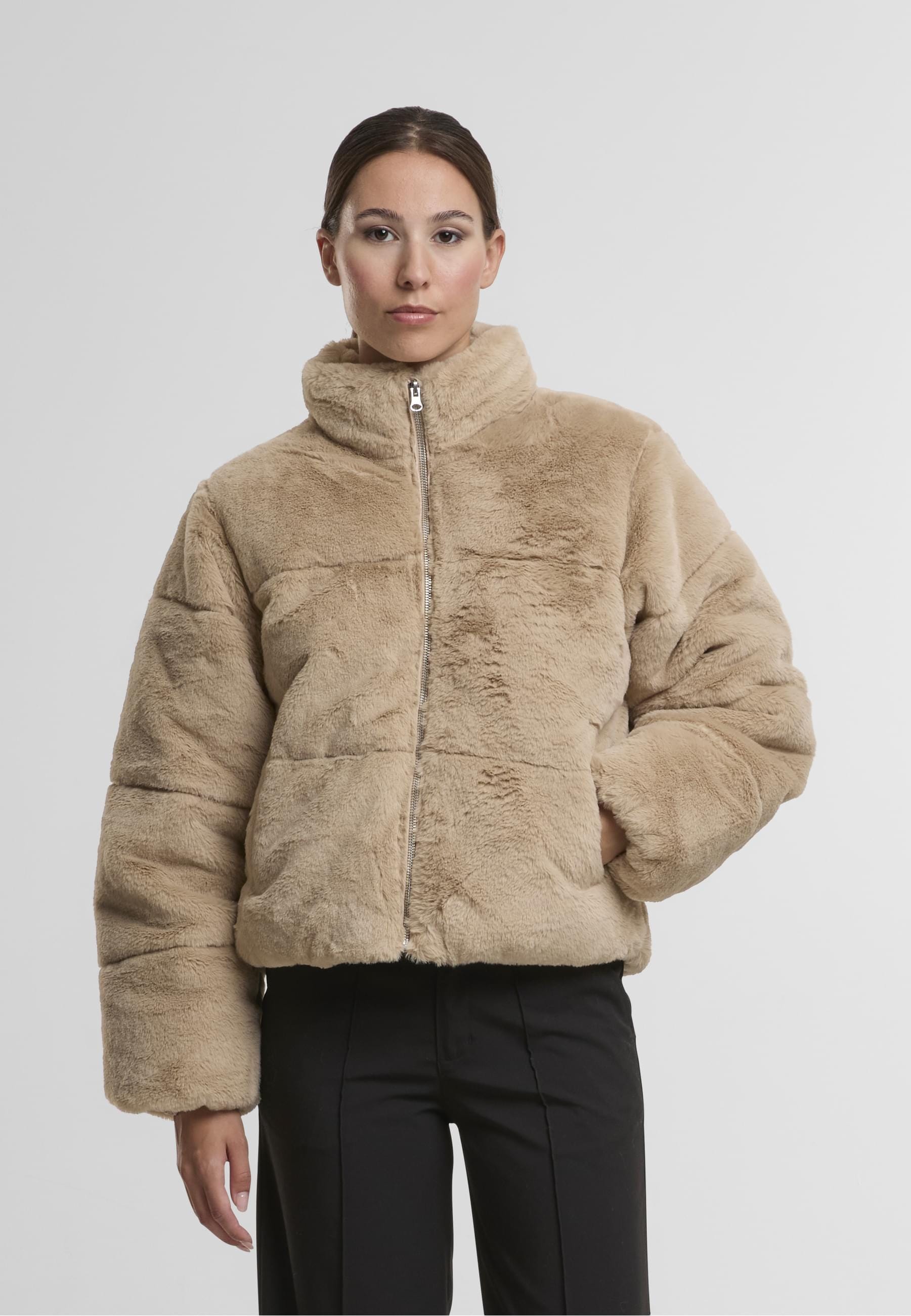 URBAN CLASSICS Winterjacke »Urban Classics Ladies Short Faux Fur Puffer Jacket« 1 Stk. tlg. ohne Kapuze