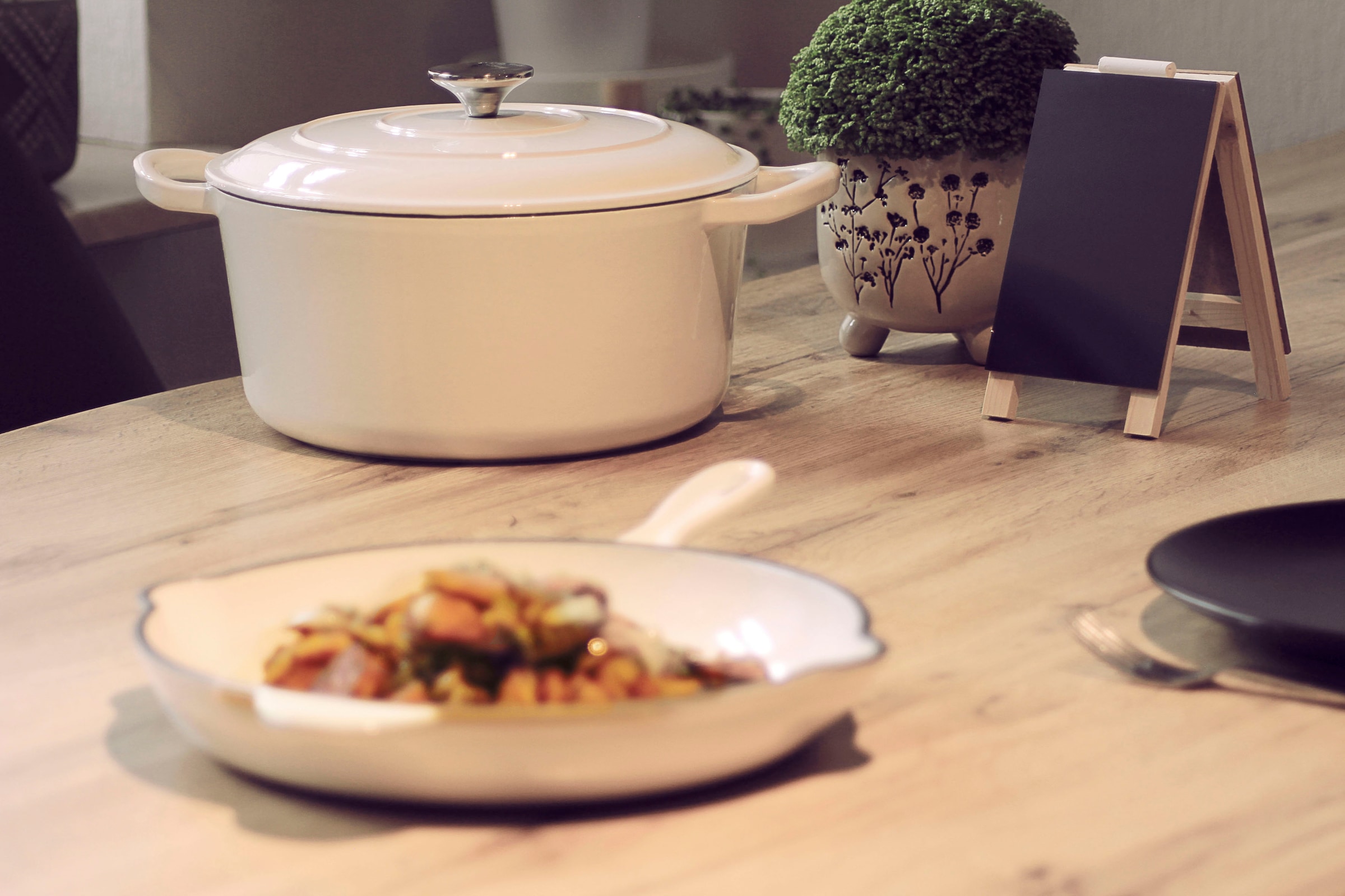 ECHTWERK Bratpfanne »mit Emaille-Beschichtung«, Gusseisen, Ausgießer, für Backöfen, Grill, BBQ und Induktion, Ø 26,5 cm