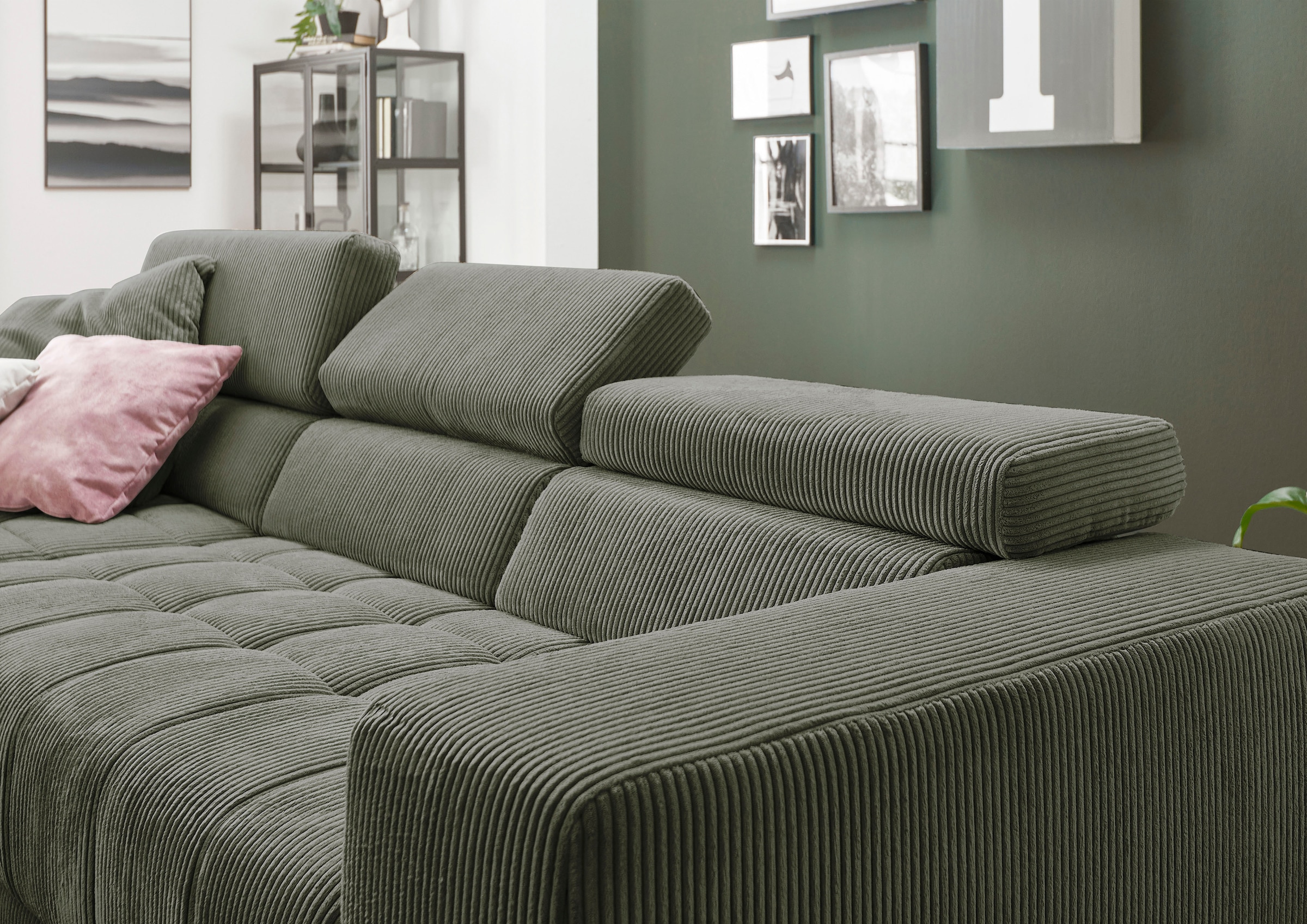 Die PlanBar Ecksofa »MP-IN15053 L-Form schmaler Schenkel« mit Kopfteilverstellung, wahlweise mit manueller Vorziehbank