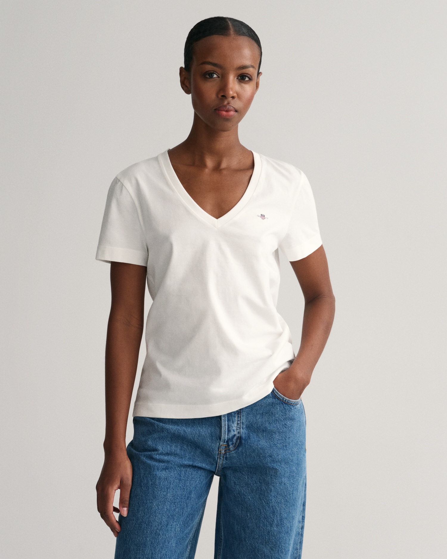 Gant T-Shirt »REG SHIELD KA V-NECK T-SHIRT«, mit einer kleinen Logostickerei auf der Brust