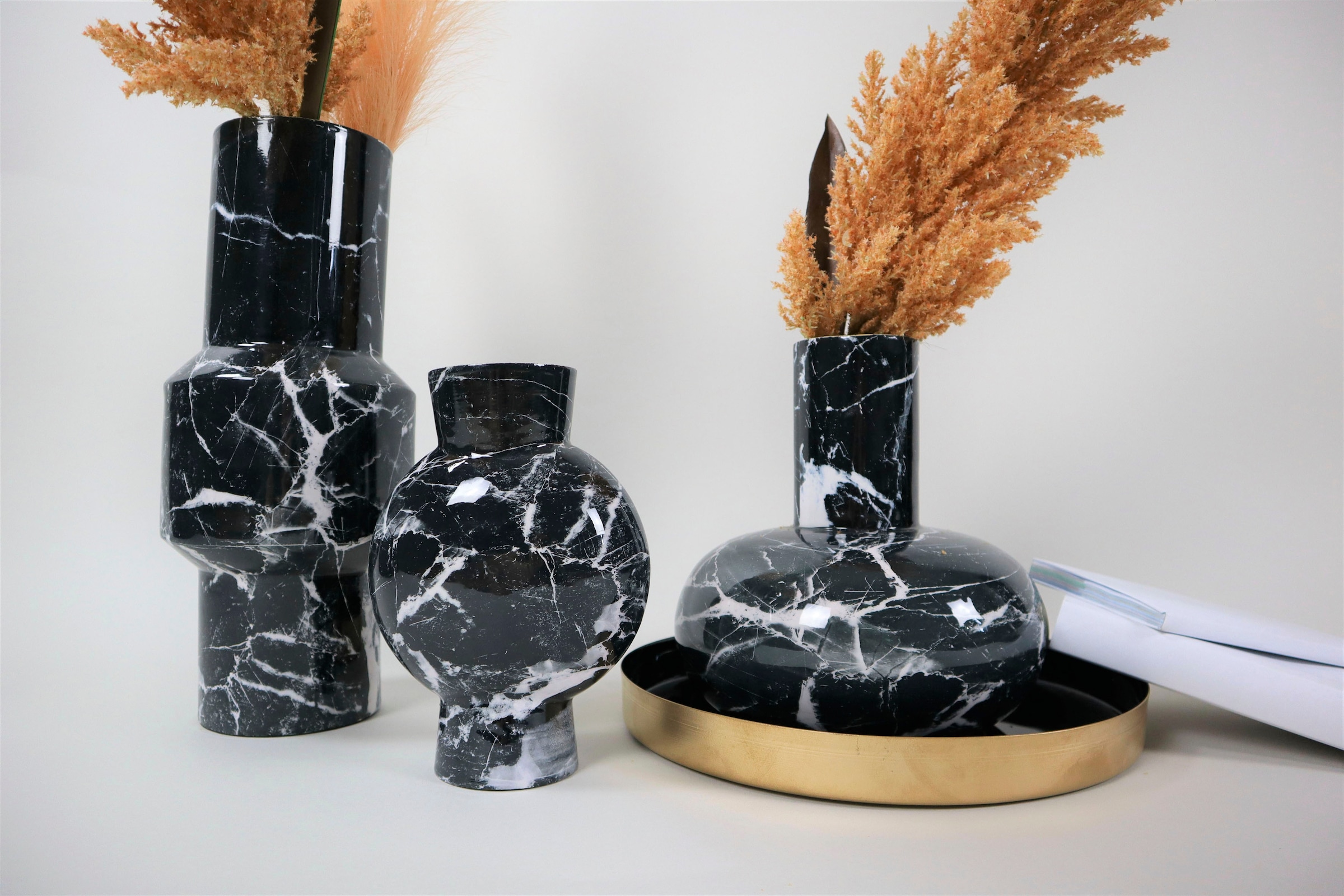 Leonique Tischvase »Elienna, in Marmoroptik«, (1 St.), Dekovase aus Metall, Höhe ca. 23 cm