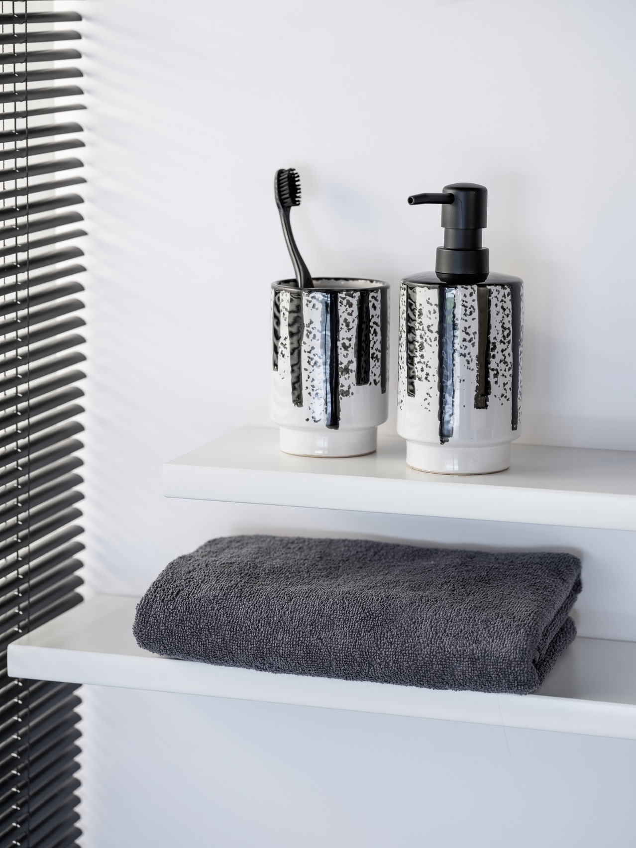 WENKO Seifenspender »Subiza« aus Keramik, handbemalt, mit modernem Streifenmuster, 340 ml