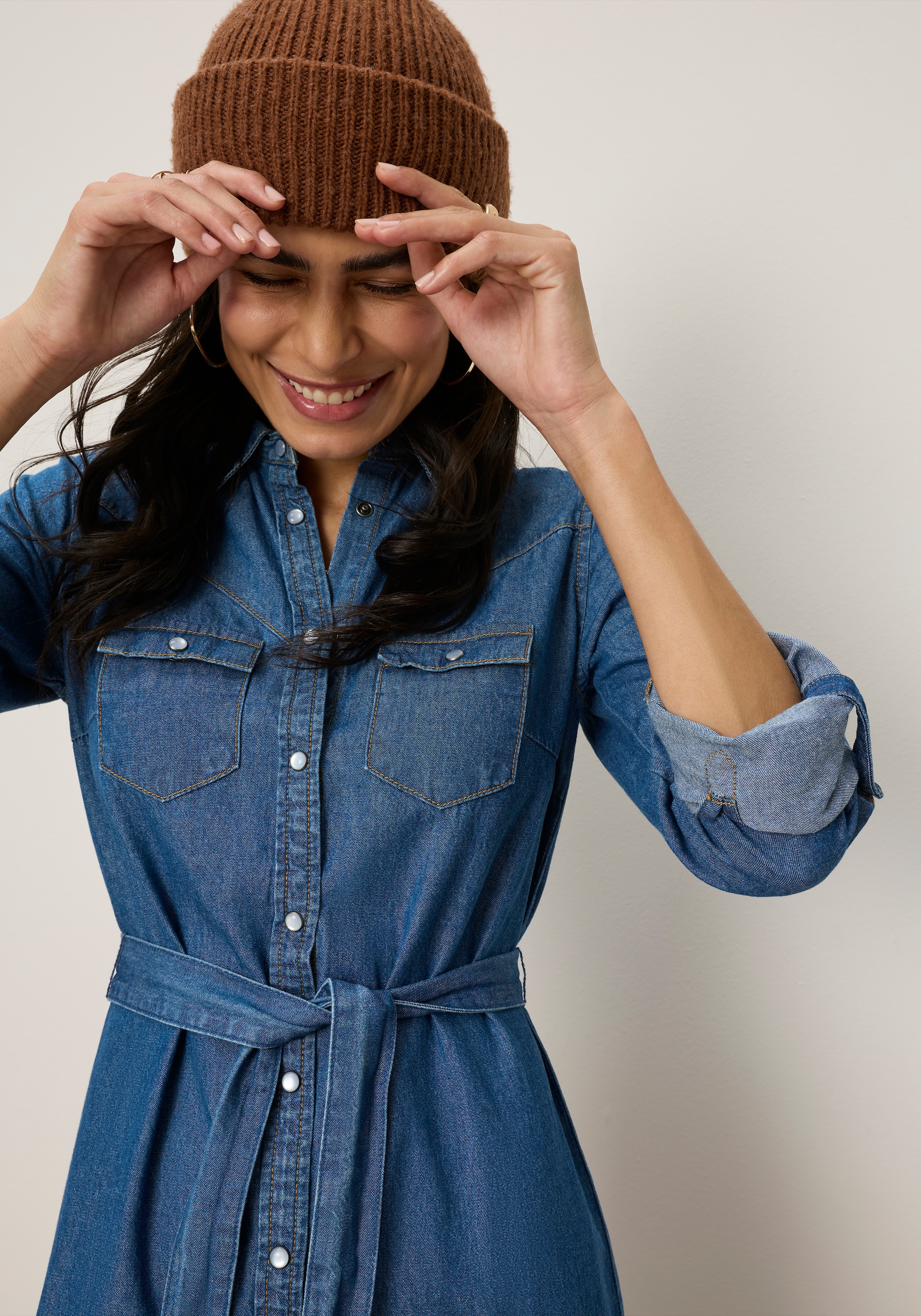 Tamaris Jeanskleid »aus Baumwoll-Denim mit praktischen Taschen« Brusttaschen | Klappentaschen mit Hemdblusenkragen, figurbetonte Passform
