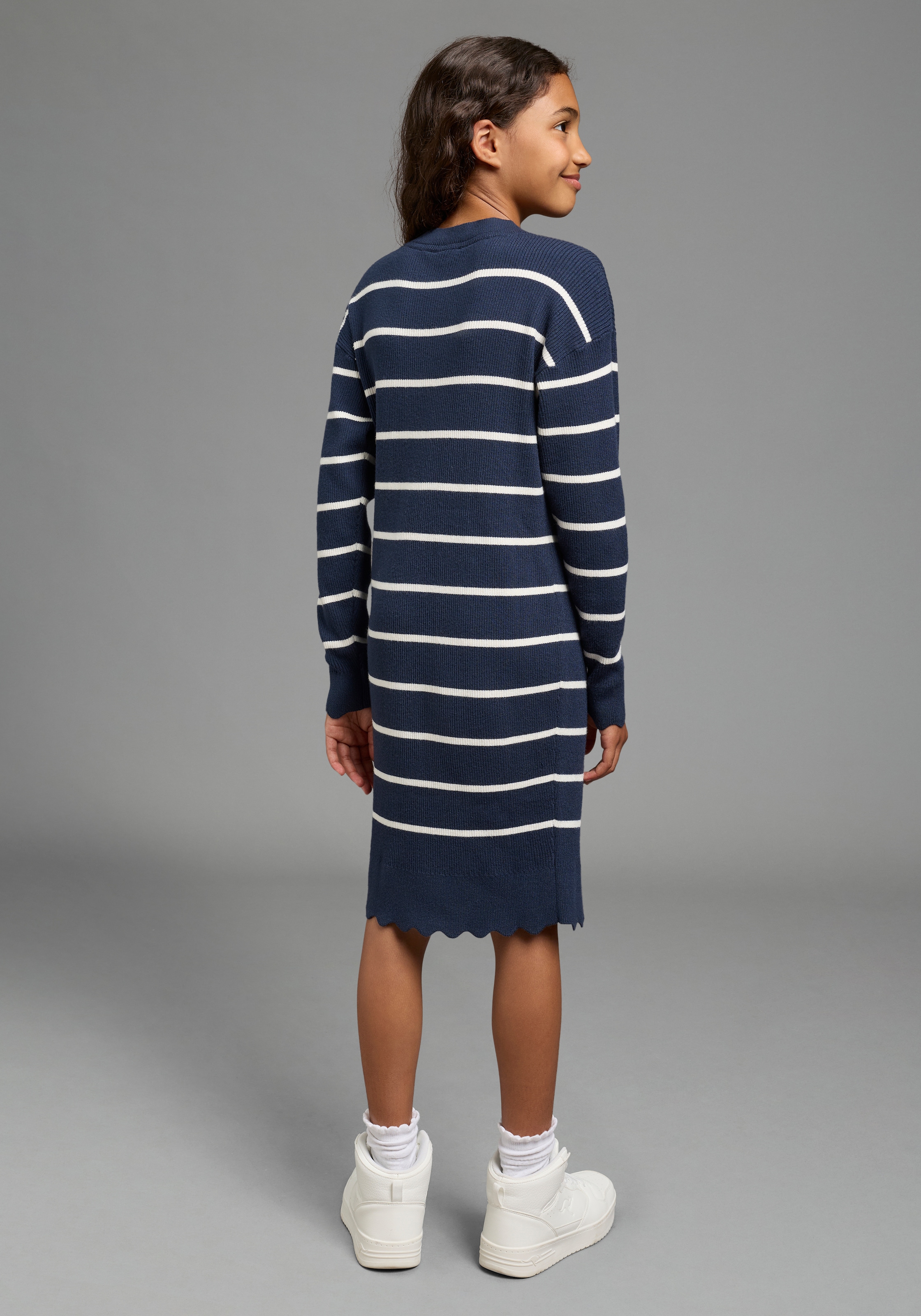 KangaROOS Strickkleid »Modisches KangaROOS Ringelkleid aus weichem Feinstrick« Trendiges gestricketes Kleid mit Logo-Stickerei, knielang, geringelt