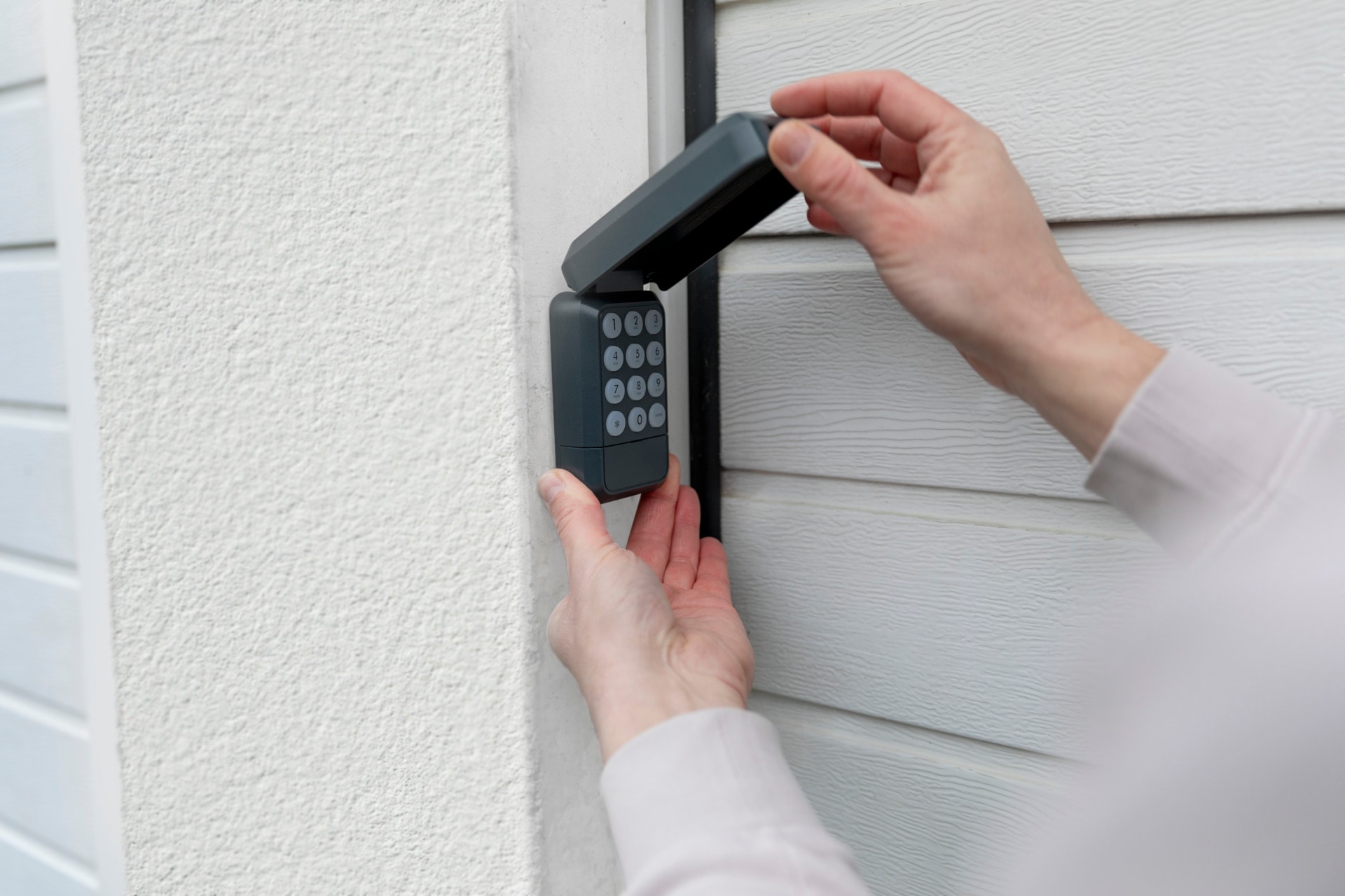 SCHELLENBERG Garagen-Notentriegelung »mit Abdeckung für Gargentore, Funk-Codierschalter batteriebetrieben« Funkfrequenz 433,92 MHz bis 20 m, Außenmontage