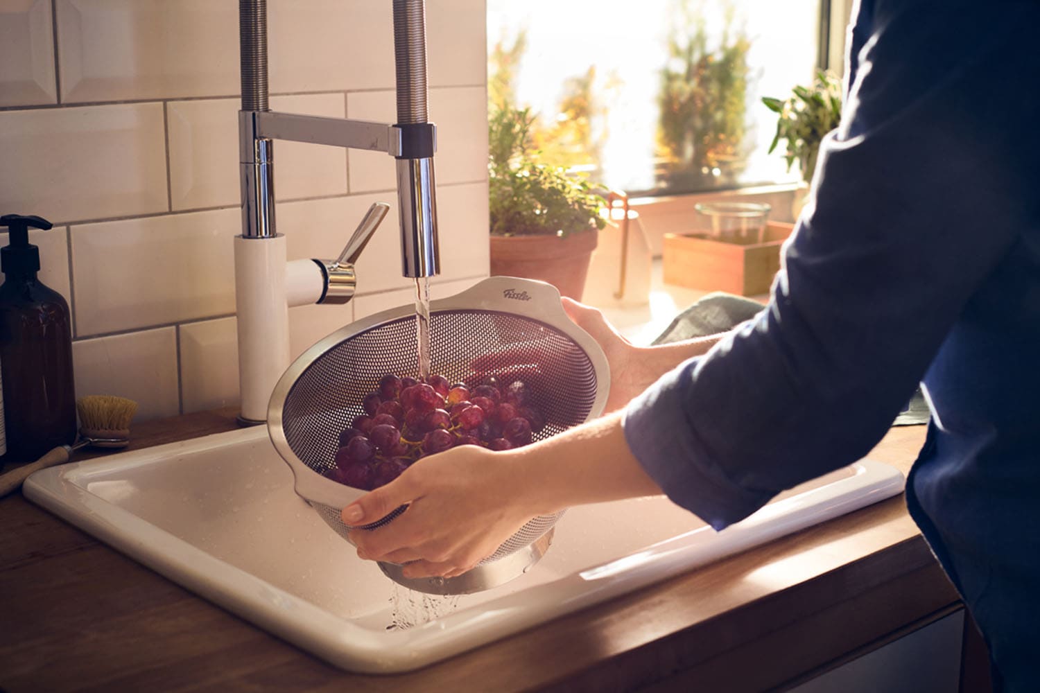 Fissler Küchensieb »Essential®, Sieb (ca. 24 cm)« Voll perforiertes Edelstahlsieb mit hygienischem Standfuß