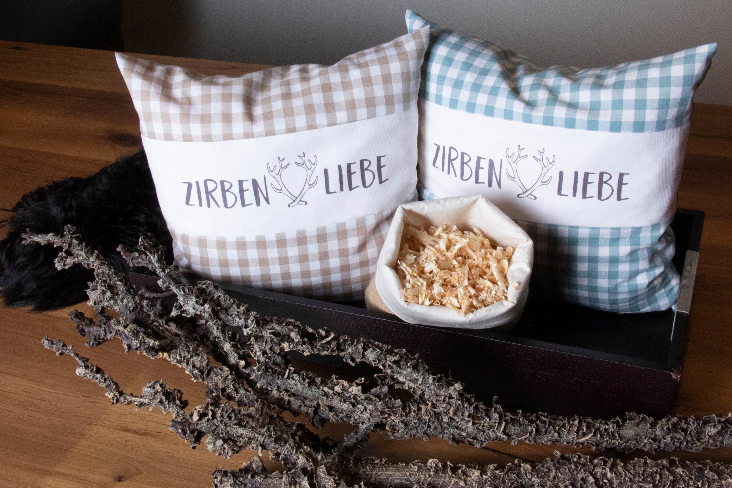 herbalind Duftkissen »als Geschenk 30x30 in braun Dekokissen Zirbenliebe mit Reißverschluss«, (1 St.), 100% Zirbenholzflocken und Baumwolle Handmade in Germany
