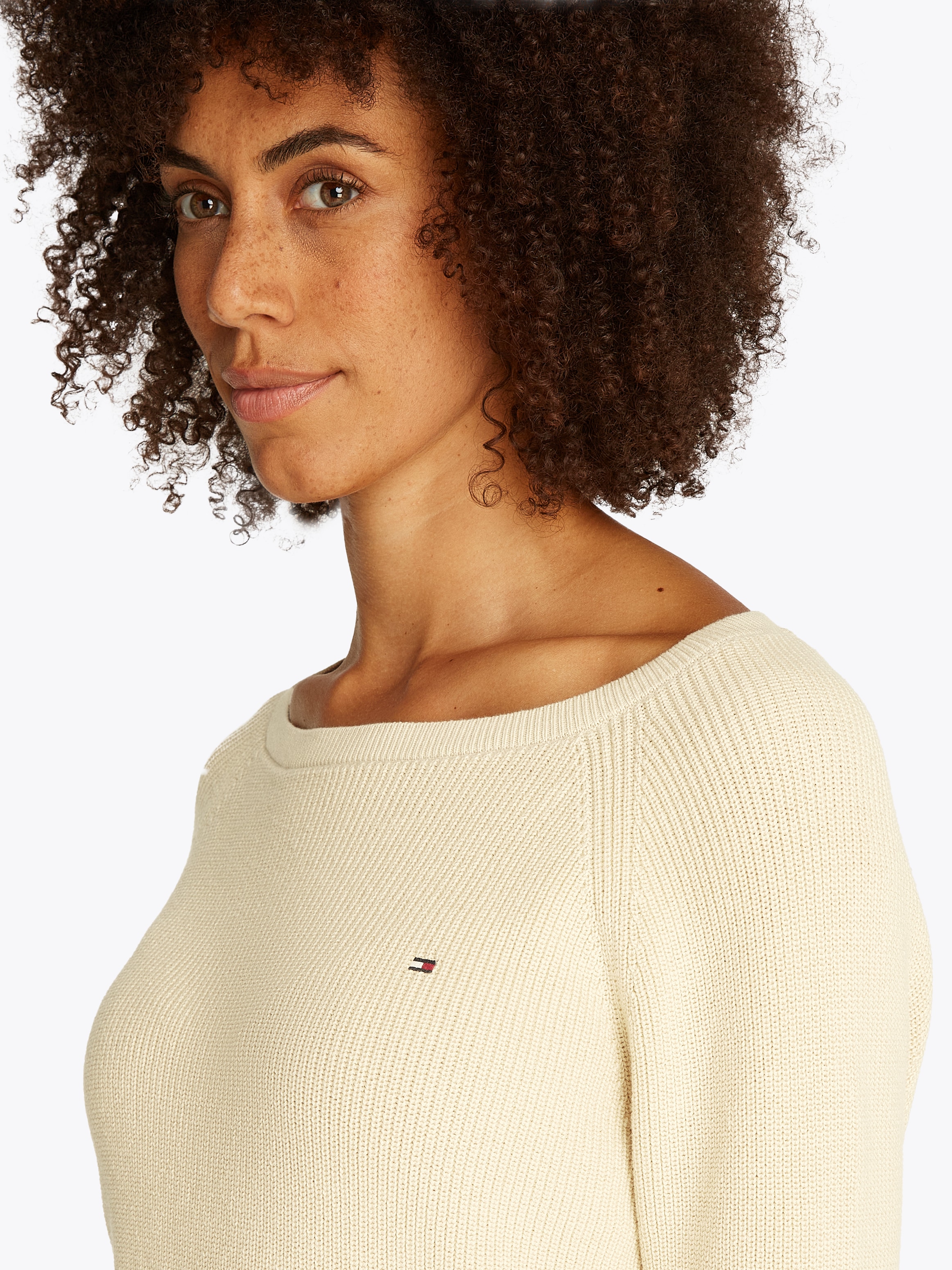 Tommy Hilfiger Strickpullover »CO CARDI FINE GG LS BOAT-NK SWT«, mit Raglanärmel, Logostickerei