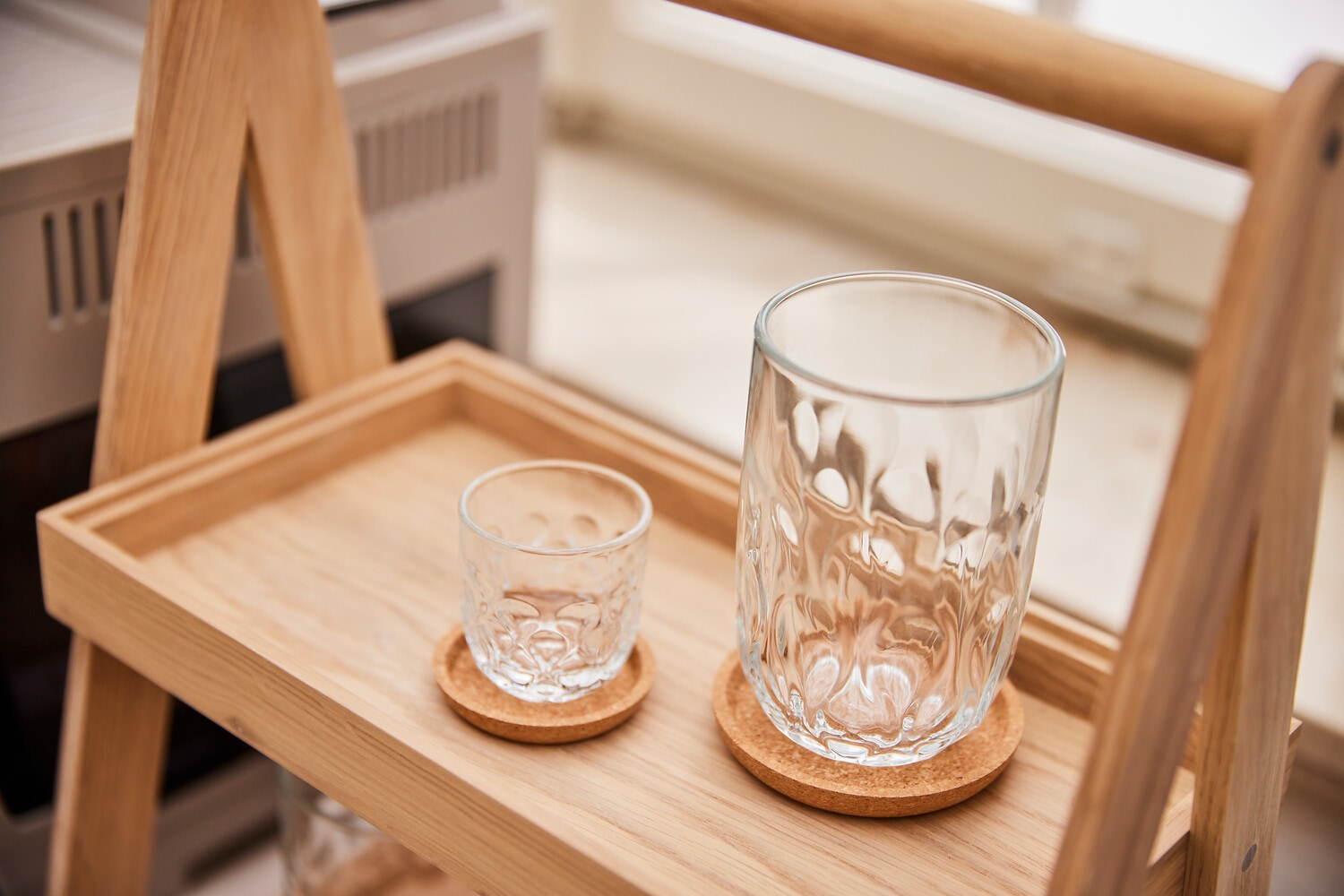 LEONARDO Gläser-Set »Espresso-Set GOCCE, 90 ml, 6-teilig« 3 Gläser mit unterschiedlichem Tropfenrelief, inkl. Kork-Untersetzer