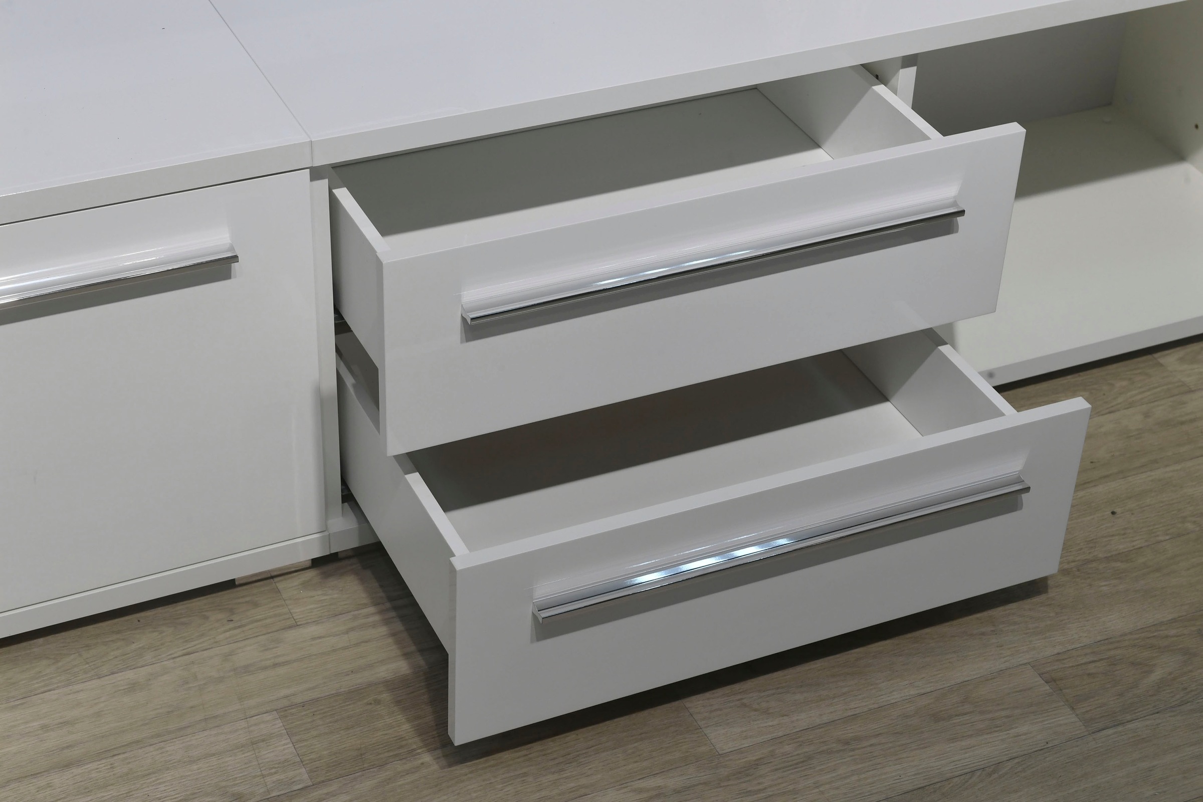 Places of Style Lowboard »Piano TV-Kommode in Breite 165 oder 180 cm mit Soft-Close-Funktion«, Hochglanz UV-lackiert, Br 180 cm mit versch. Tür- und Schubkastenmaße