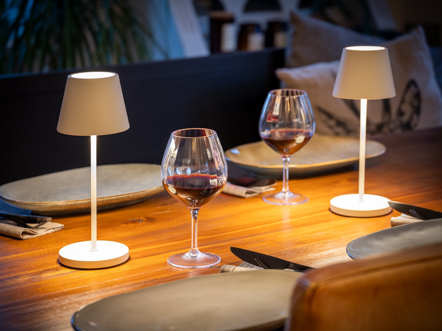 APS LED Tischleuchte »"MERLE" Kabellose USB-C Tischleuchte«, 1 flammig, Leuchtmittel LED-Modul | LED fest integriert, Spritzwasssergeschützt IP 54, inkl. Dockinstation und Fernbedienung