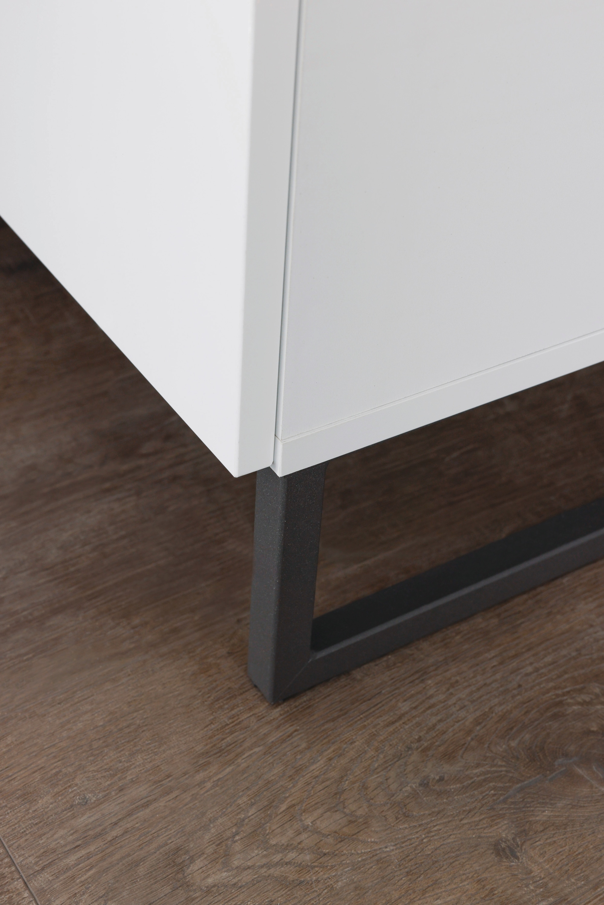 rauch Kombikommode »Modern by Aditio«, mit Glasfront und Kufenfuß, 2 Schubladen mit Softclose-Funktion
