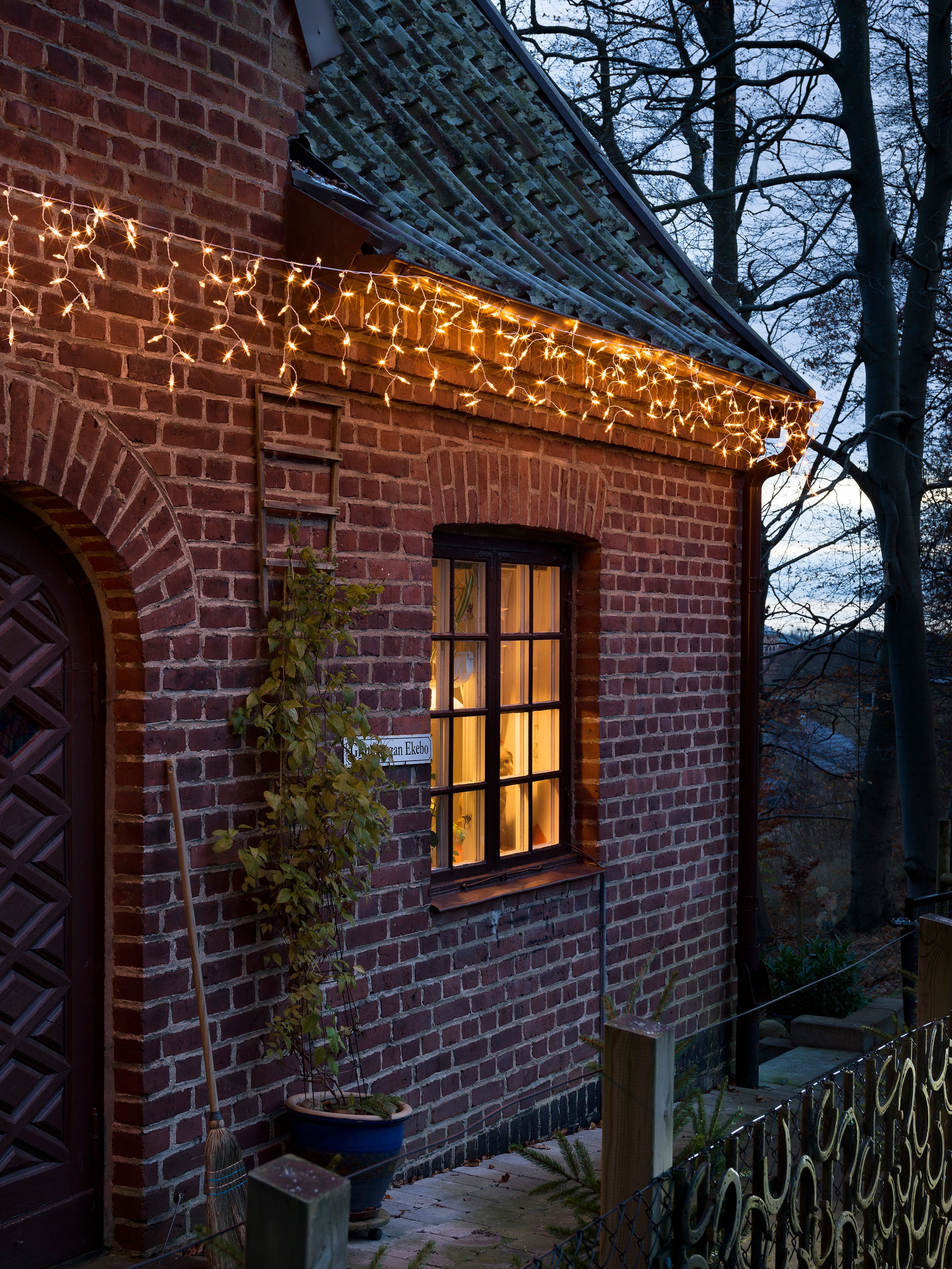 KONSTSMIDE LED-Lichtervorhang »Weihnachtsdeko aussen«, 400 St.-flammig, LED Eisregenvorhang, 400 bernsteinfarbene Dioden, weißes Kabel