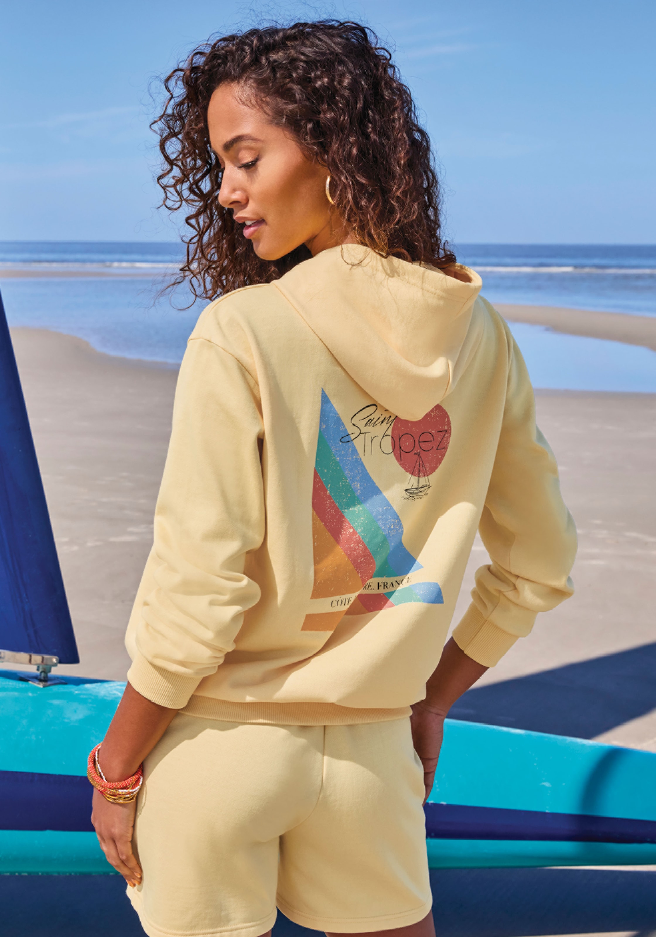 Bench. Kapuzenpullover mit großem Printdruck auf dem Rücken, Loungewear
