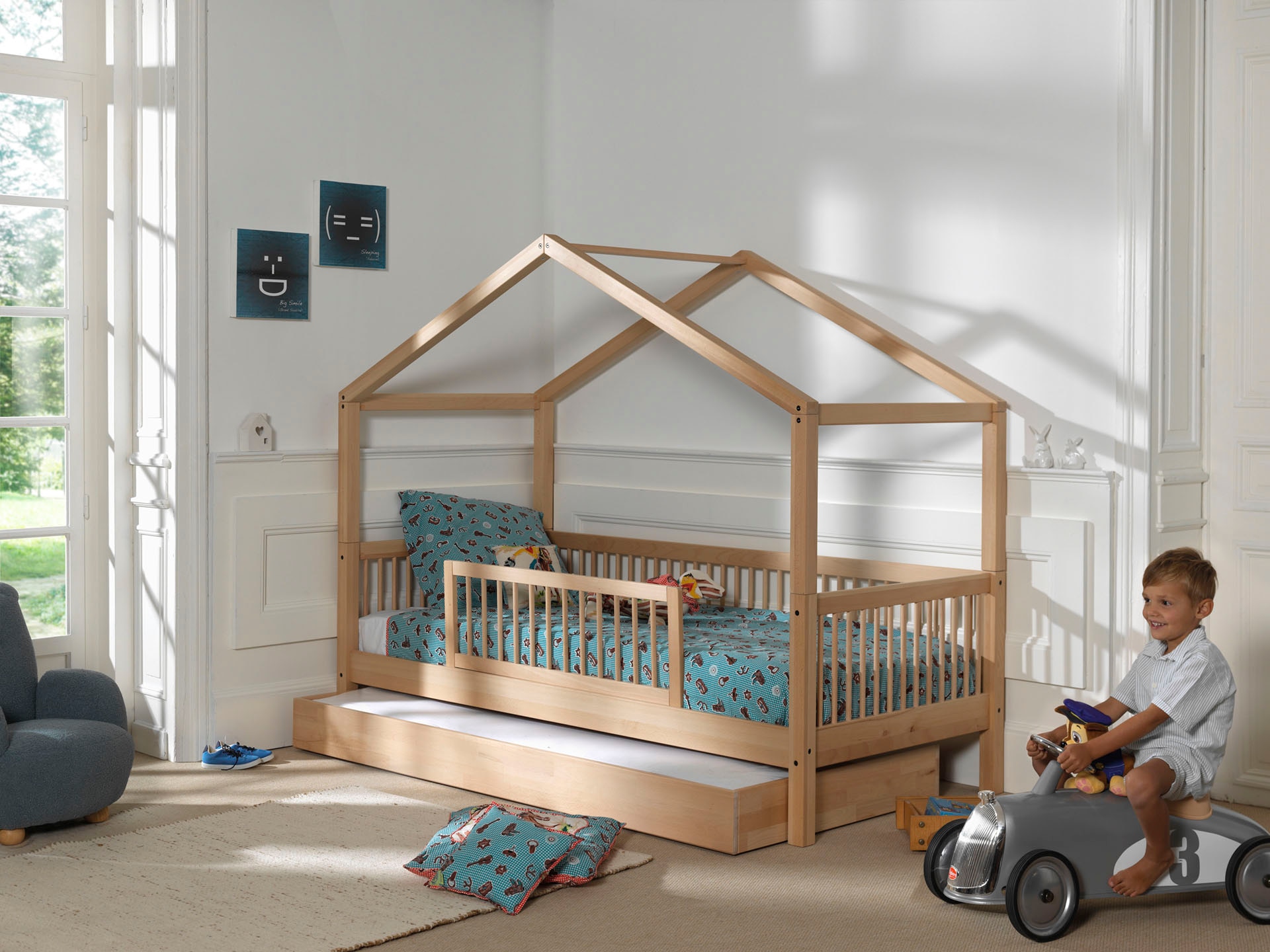 Vipack Hausbett »Forrest mit hochwertiger und stabiler Verarbeitung, Made in Europe« Buche massiv natur, 90/200 cm, inkl. Rausfallschutz und Bettschublade,  wahlweise ohne oder mit Textilhimmel