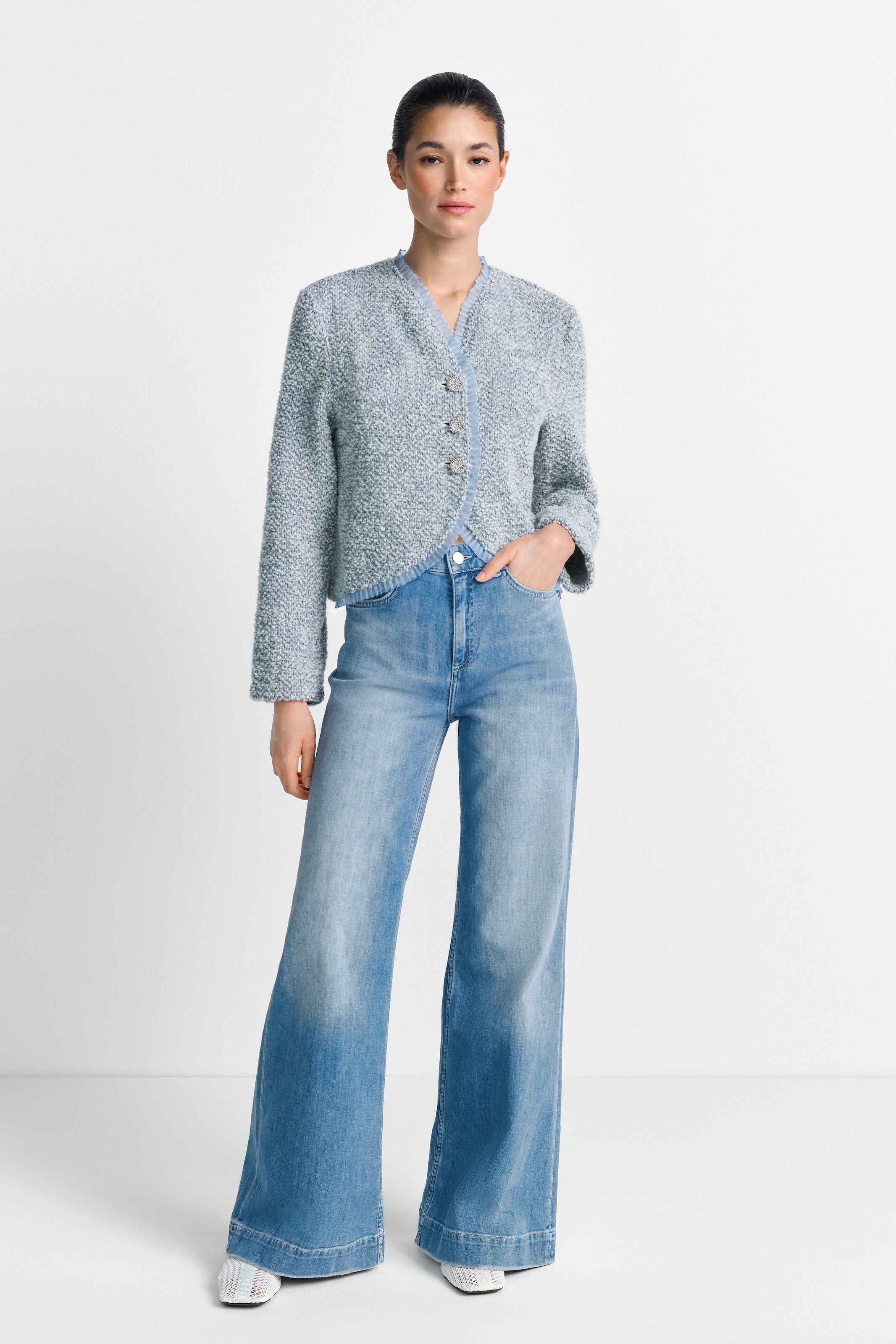 RICHROYAL Strickjacke abgesetzte Kanten mit feiner Rüschendetailierung, lockere Passform