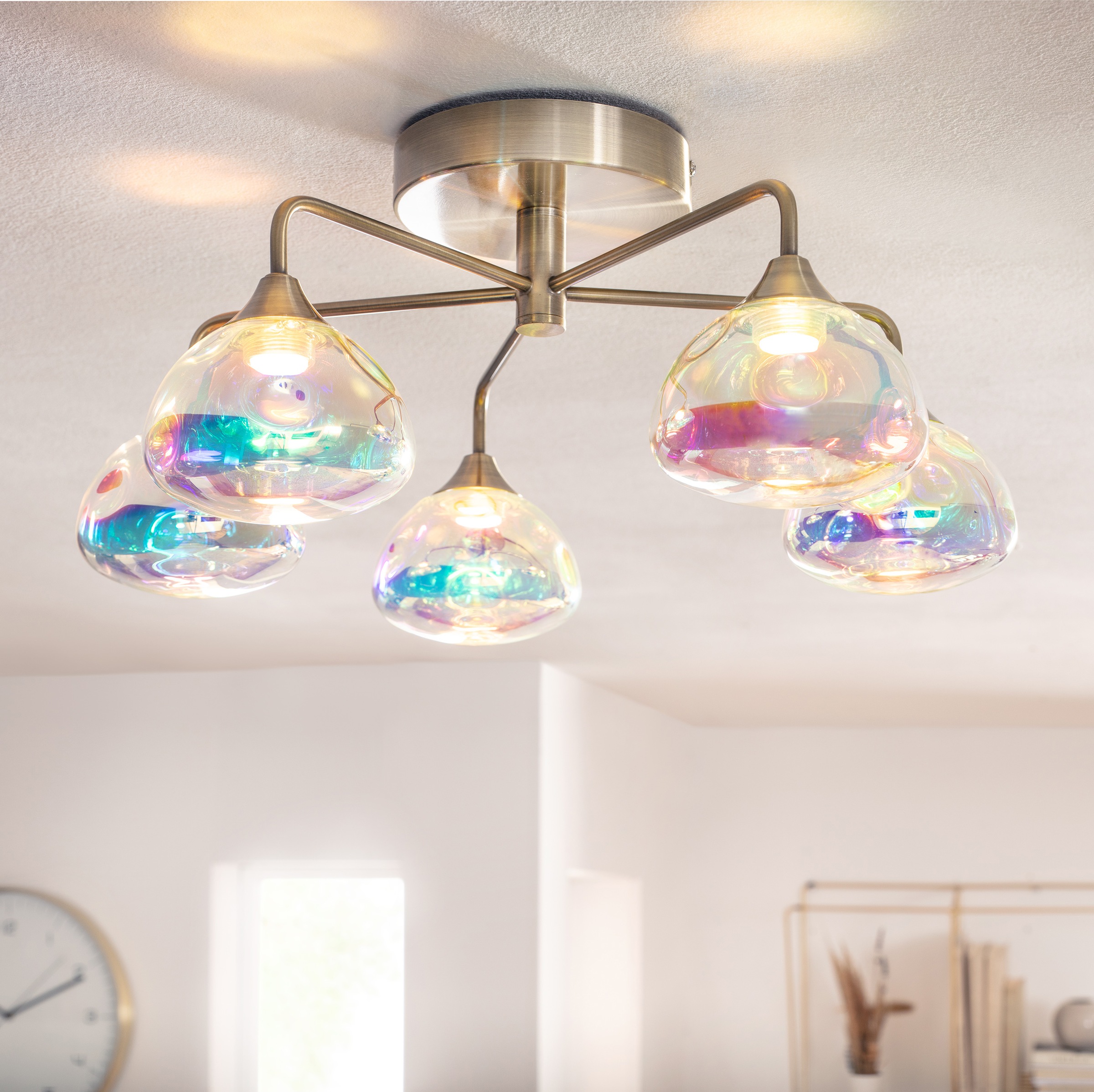 näve LED Deckenleuchte »Varna«, 5 flammig, 5 flg. irisierendes Glas incl. LEDs warmweiß Gestell messing
