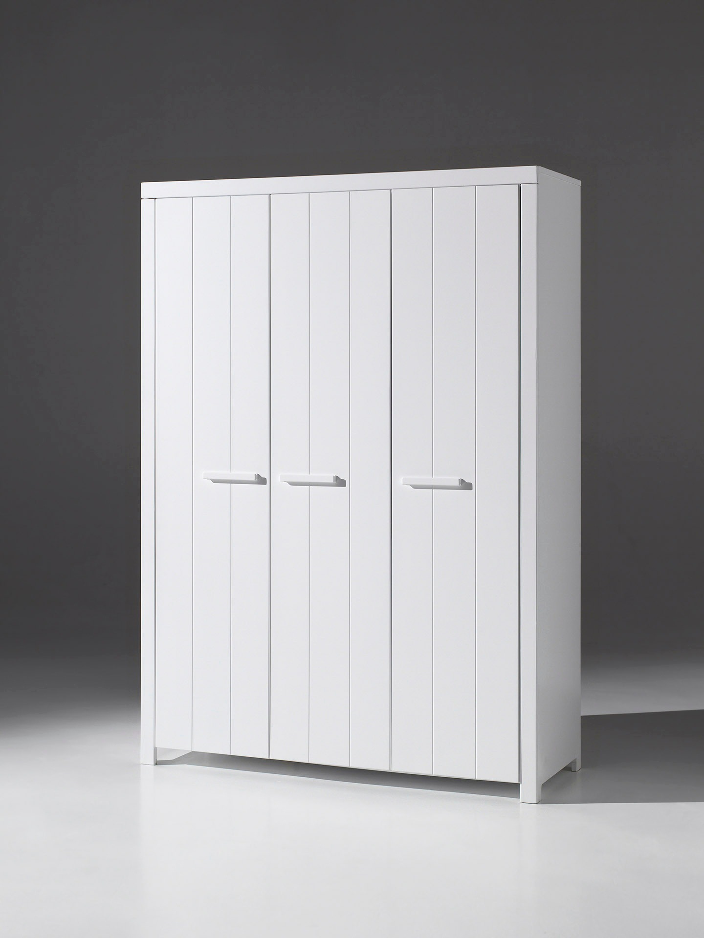 Vipack Kleiderschrank »Erik, Kleiderschrank 3-trg. mit viel Stauraum, MDF weiß lackiert«, (B/H/T ca. 144x205,5x57,5cm, in Landhaus-Optik), geräumiger Schrank inkl. Wäscheeinteilung, Ausf. weiß lackiert