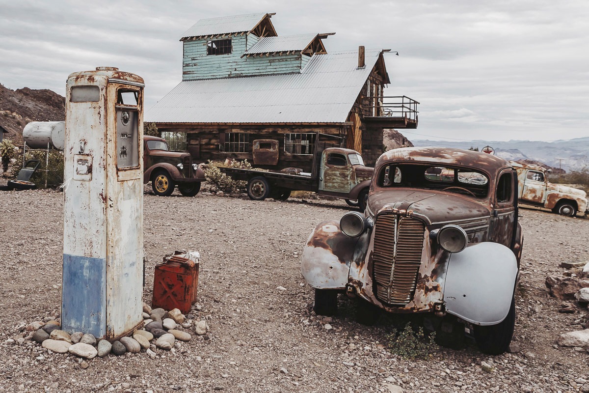 Papermoon Fototapete »Altes Auto« günstig online kaufen