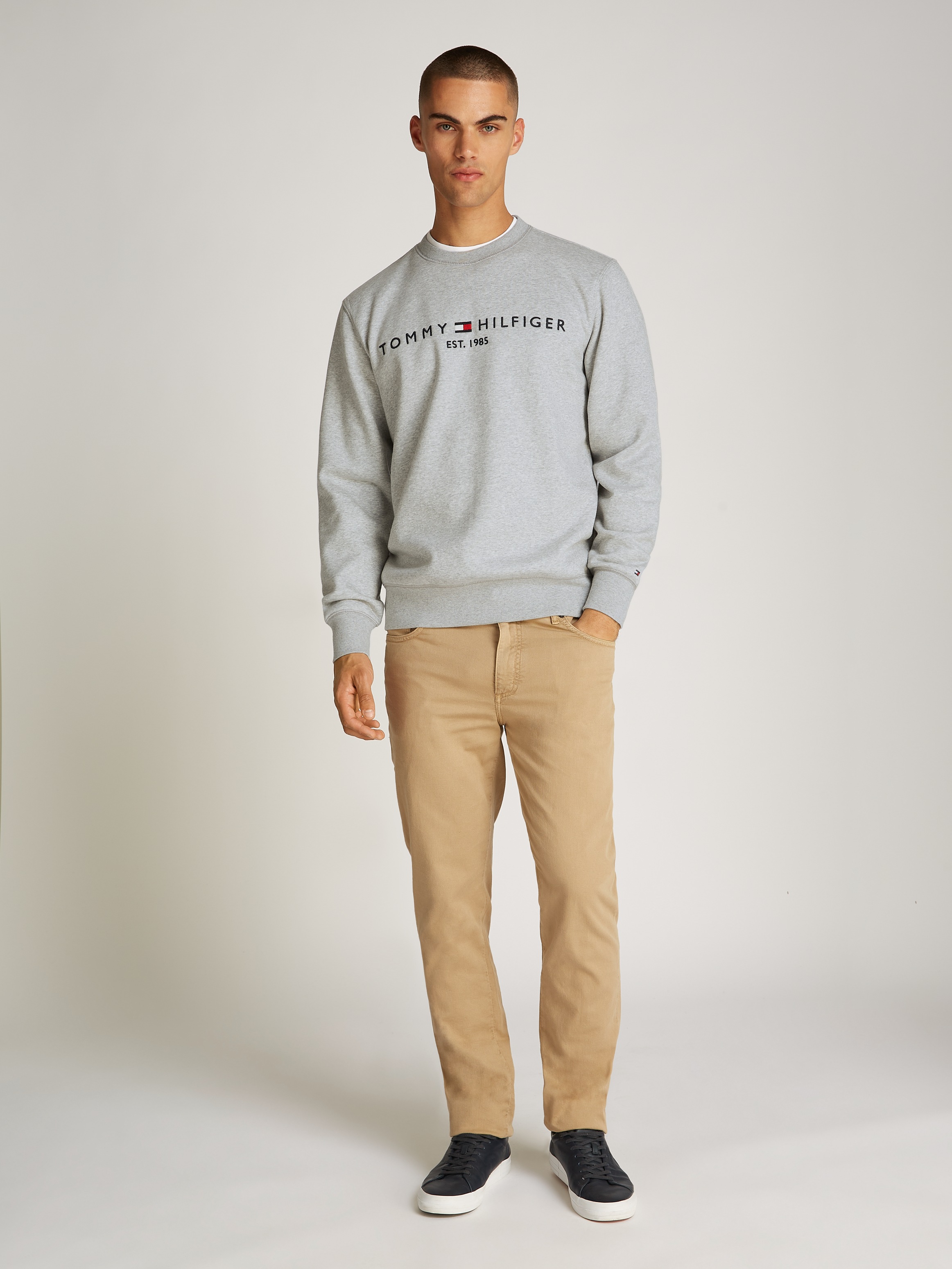 Tommy Hilfiger Sweatshirt »TOMMY LOGO SWEATSHIRT mit Rundhals und Stickerei« unifarben, casual, regular fit, Baumwollmix, Rundhals