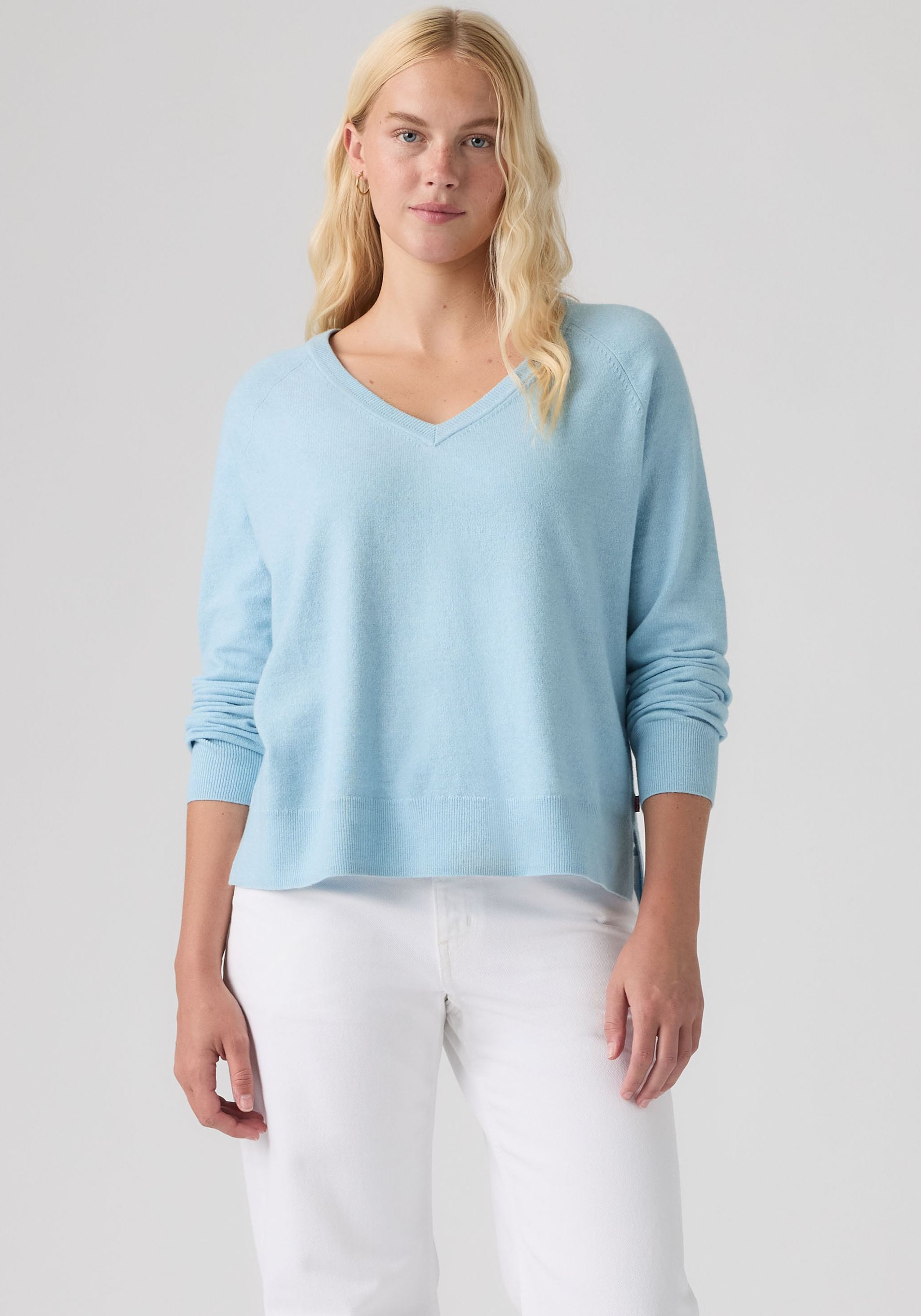 Levi's® V-Ausschnitt-Pullover »SUPER SOFT VNECK PULLOVER« im Bund beidseitig mit kurzem Schlitz