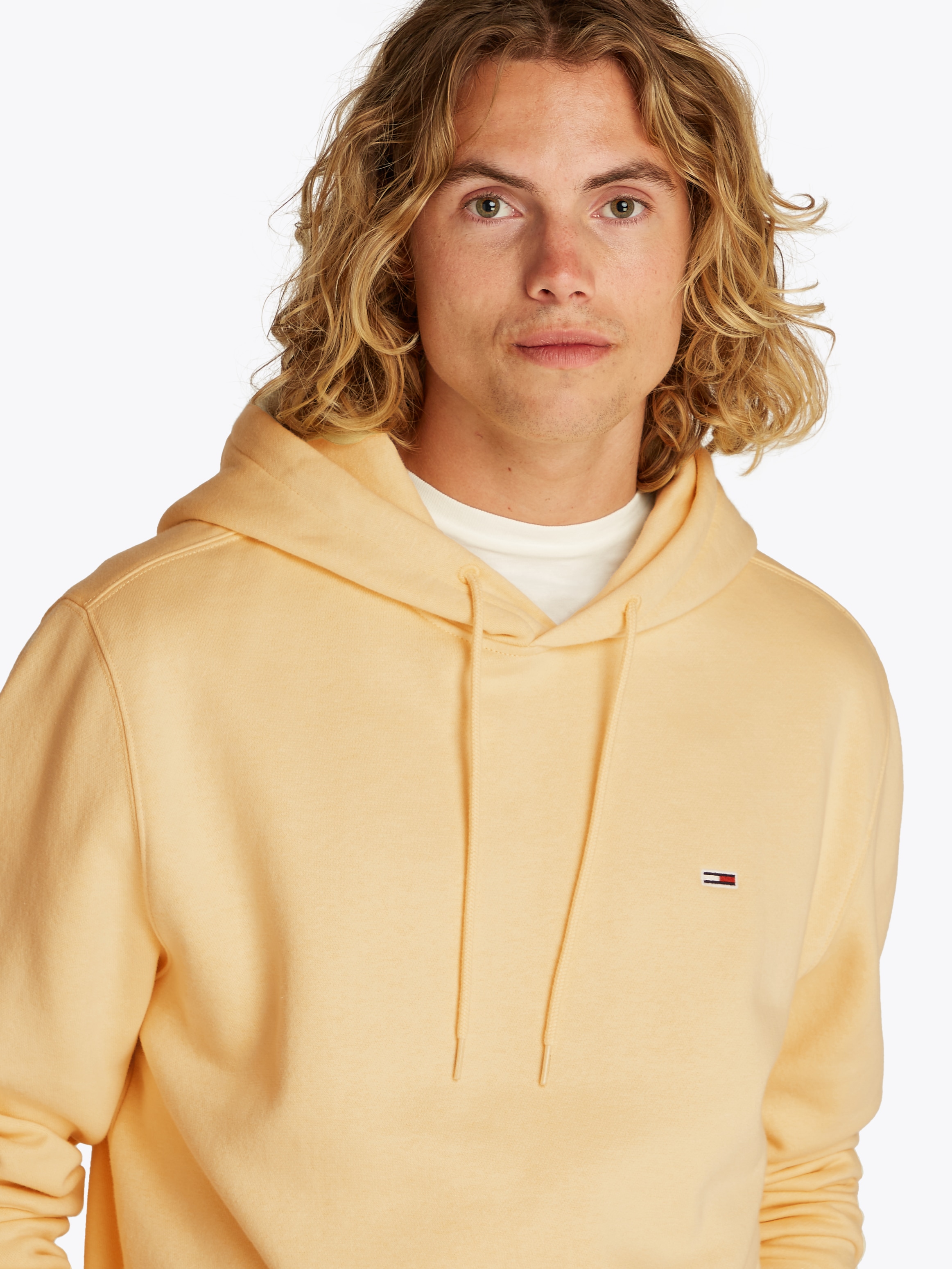 Tommy Jeans Sweatshirt »TJM REG S FLAG HOODIE«, mit bestickten Markenlogo auf Brusthöhe