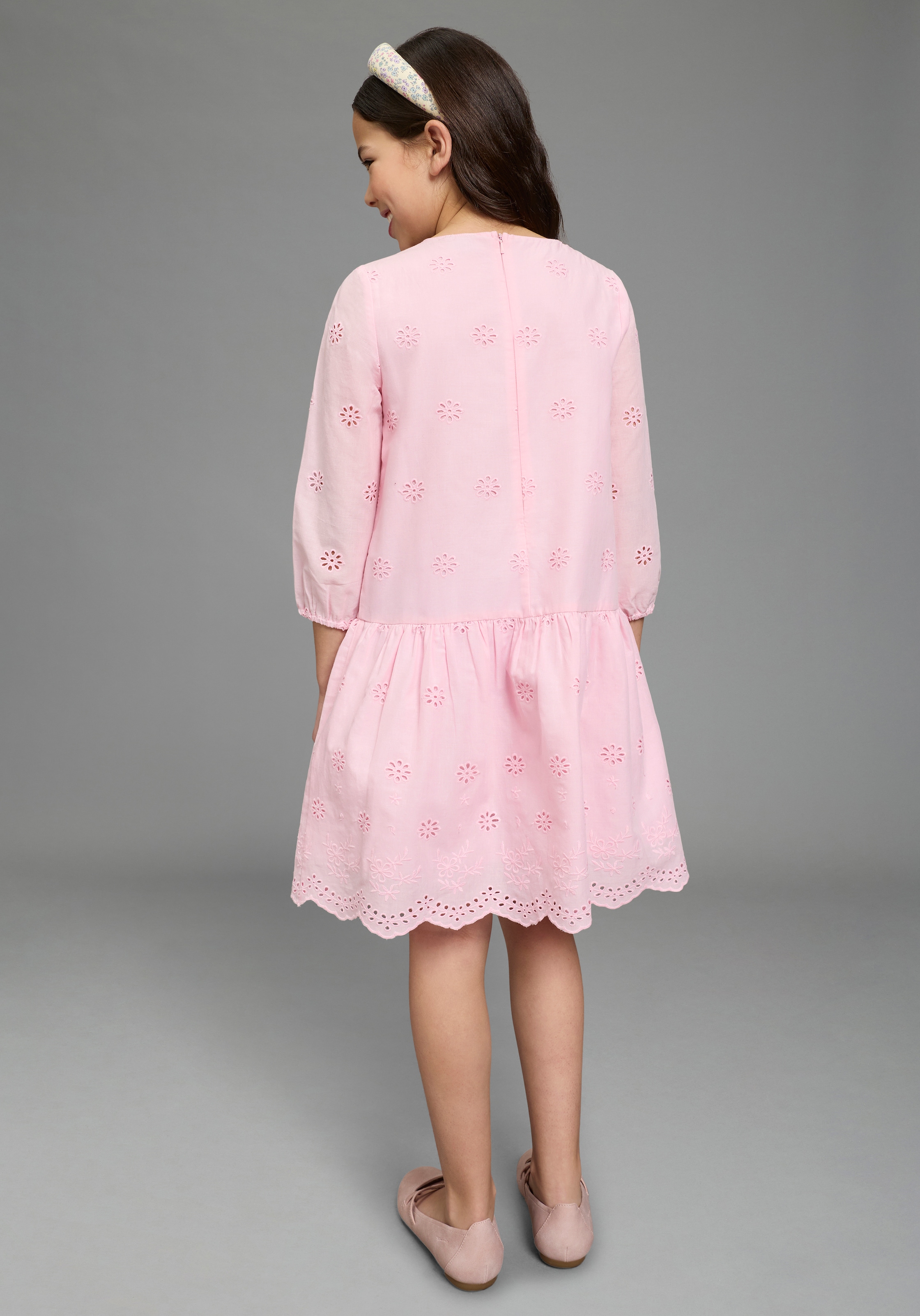 KIDSWORLD Spitzenkleid »Kleid mit Lochstickerei für Mädchen« aus Popeline und Web-Material, mit ausgestellter Passform