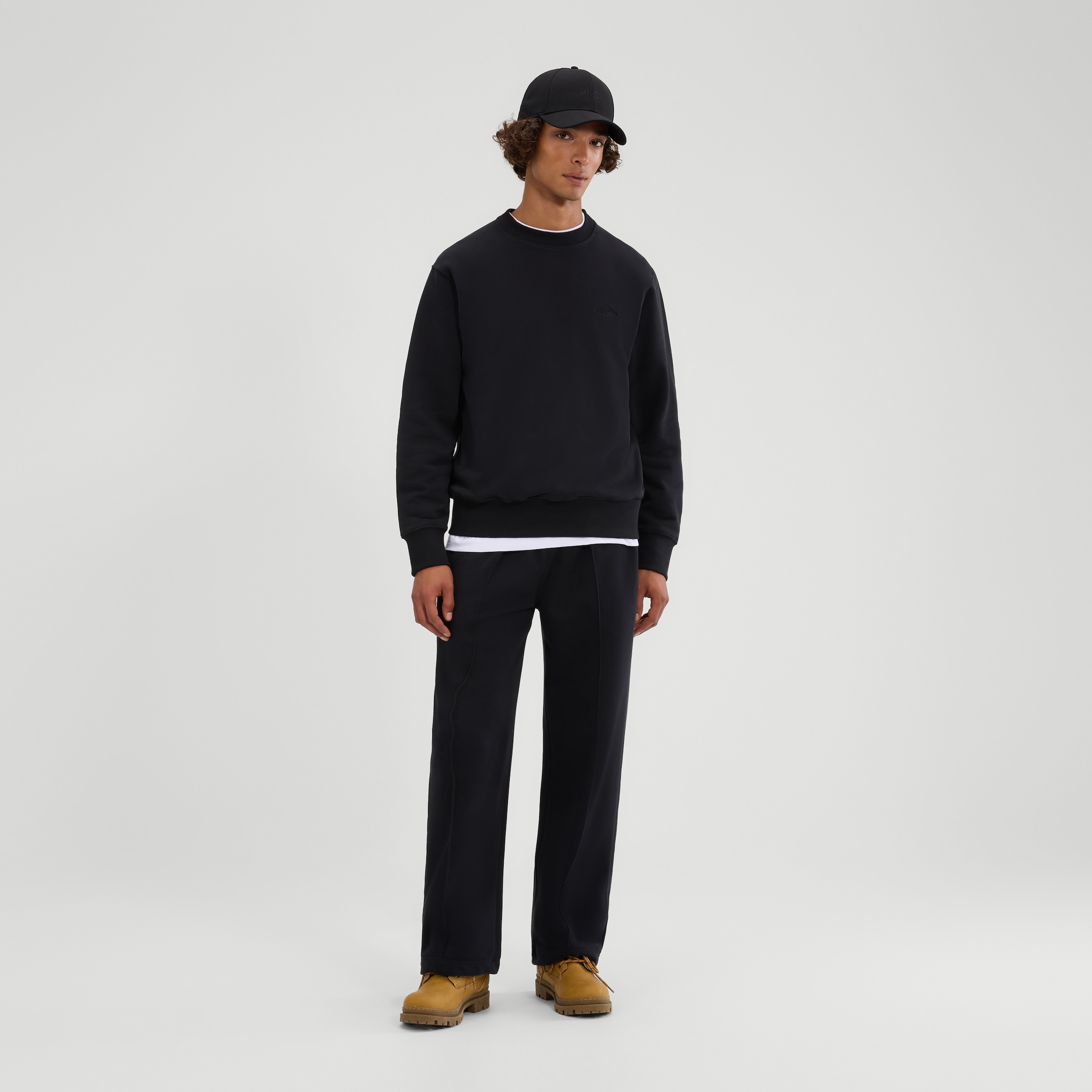 Ellesse Sweatshirt »CORCOLLE SWEATSHIRT«, schlichte Crew-Silhouette, Langarm-Ausführung

