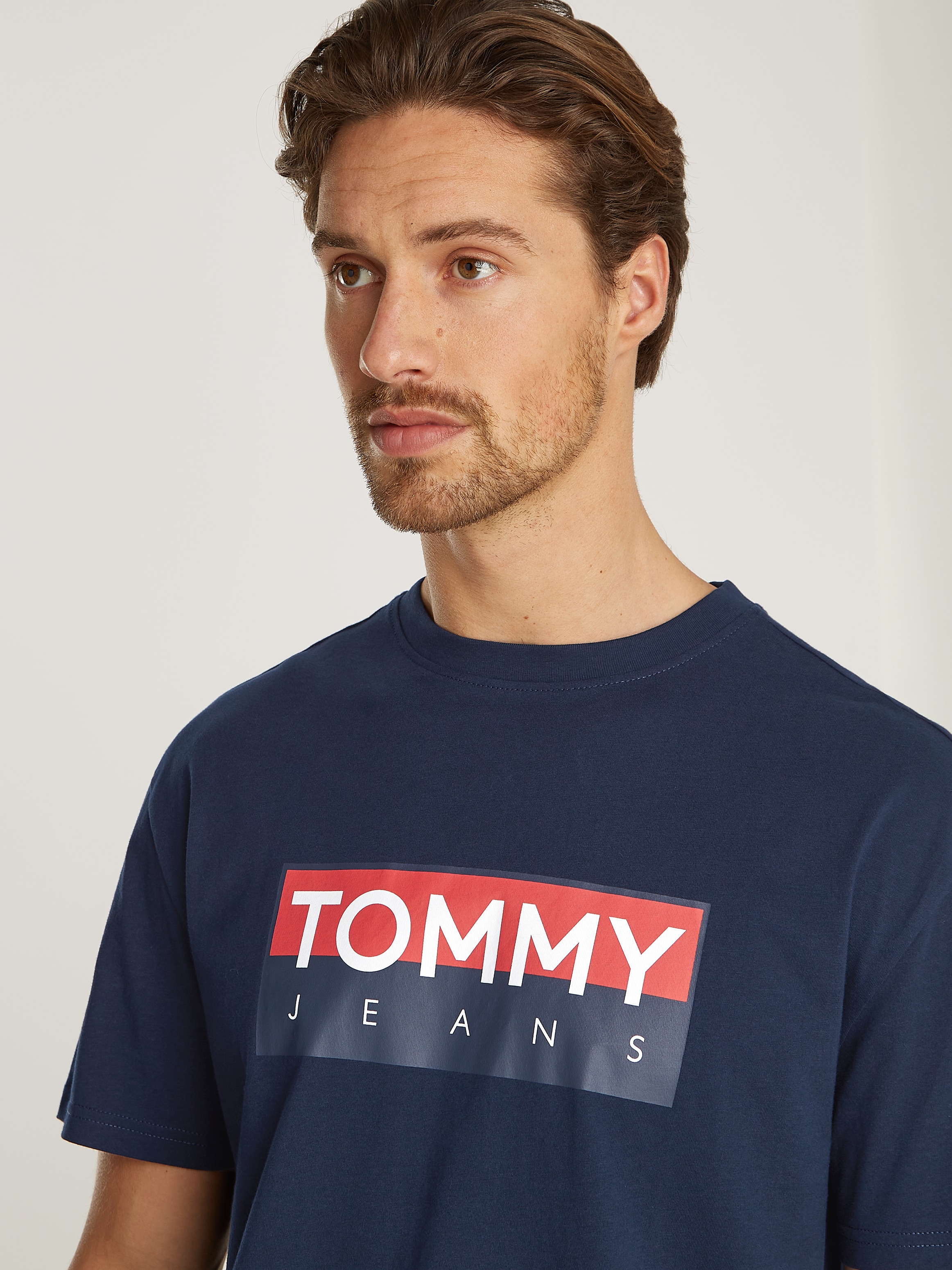 Tommy Jeans Kurzarmshirt »TJM REG RWB TOMMY ENTRY TEE EXT«, Mit Markenlogo bedruckt