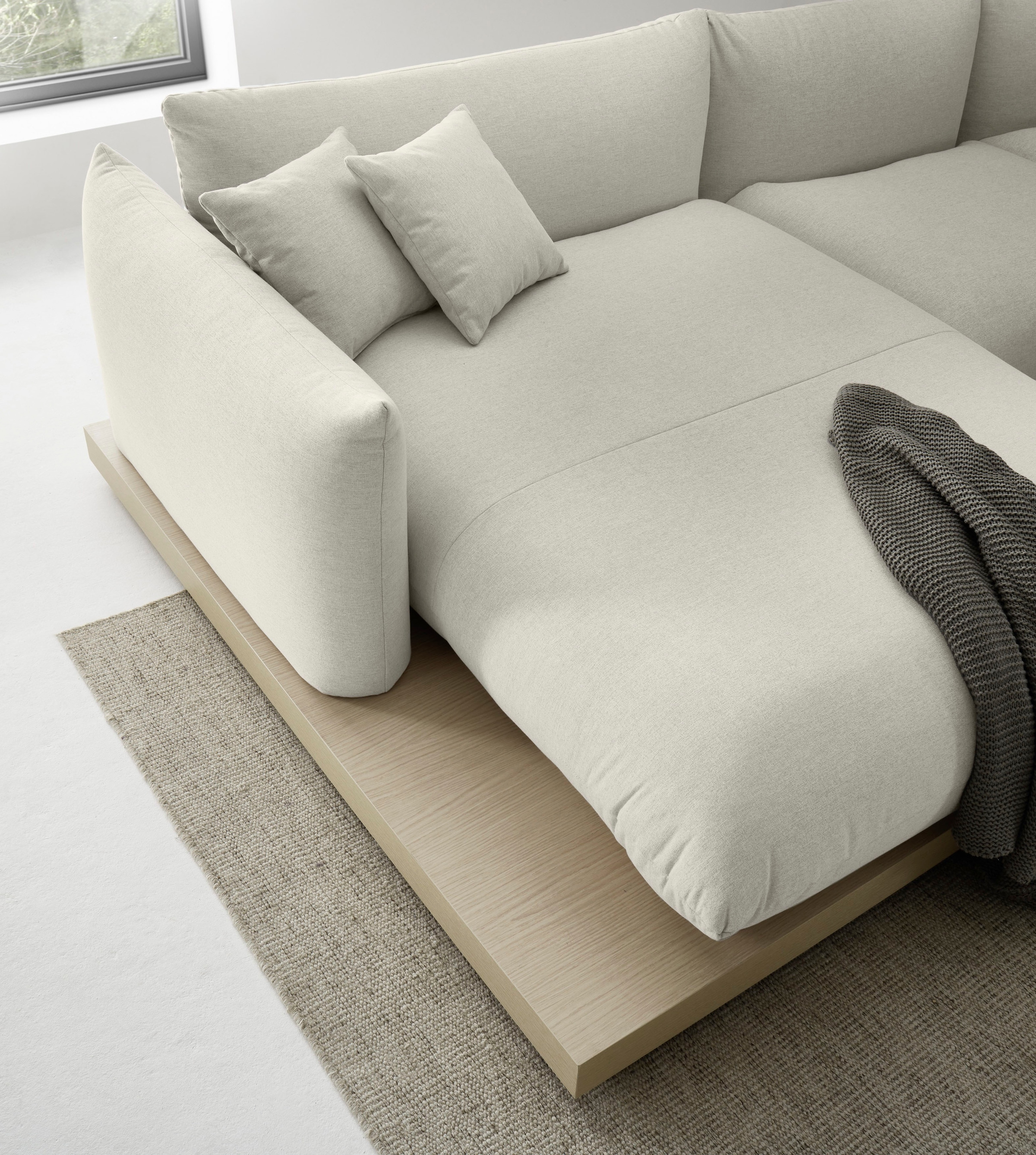 OTTO home Ecksofa »Kalix, Polsterecke mit kräftigem Holz-Plateau, moderne Couch in L-Form«, wahlweise Recamiere links o. rechts, Strukturstoff, hoher Sitzkomfort