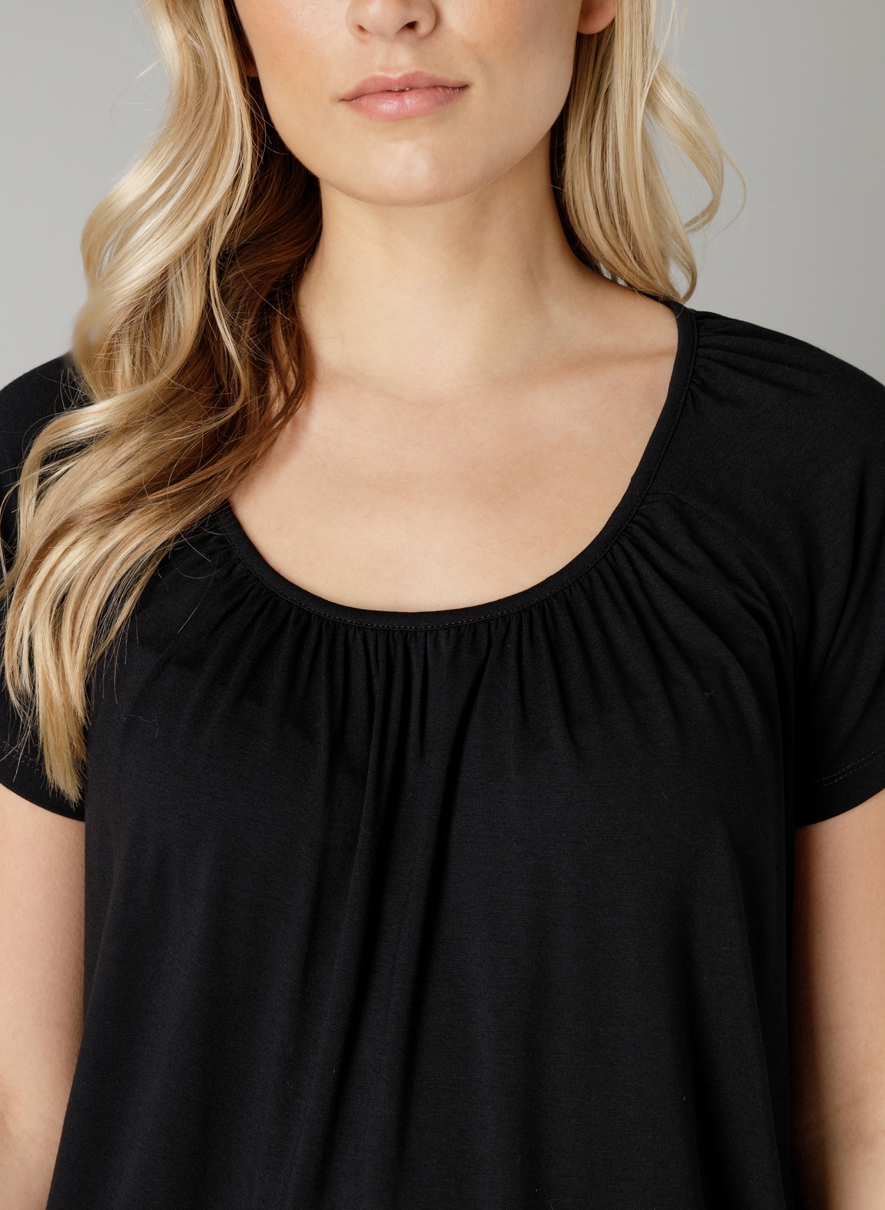 Base Level T-Shirt »Yona« mit Raffung am Rundhalsausschnitt