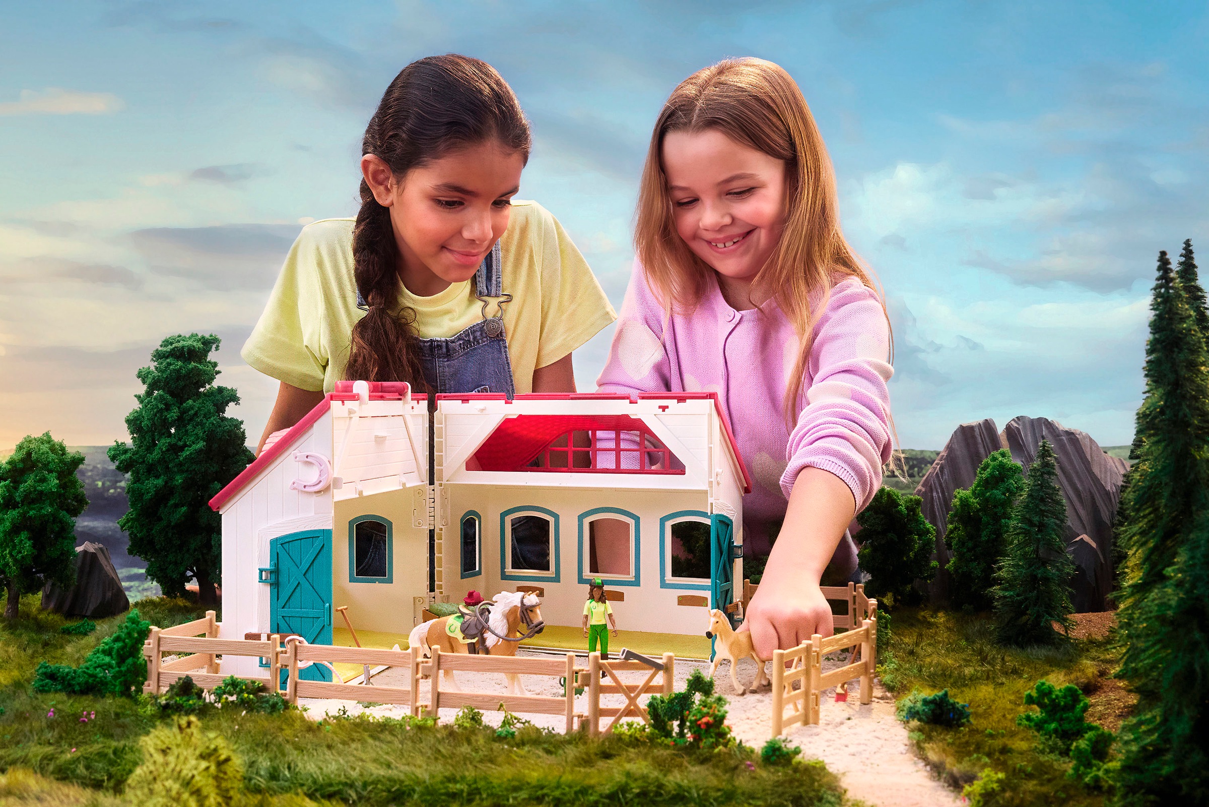 Schleich® Spielwelt »HORSE CLUB, Offenstall -Kleines Hufeisen (42703)«, Made in Europe