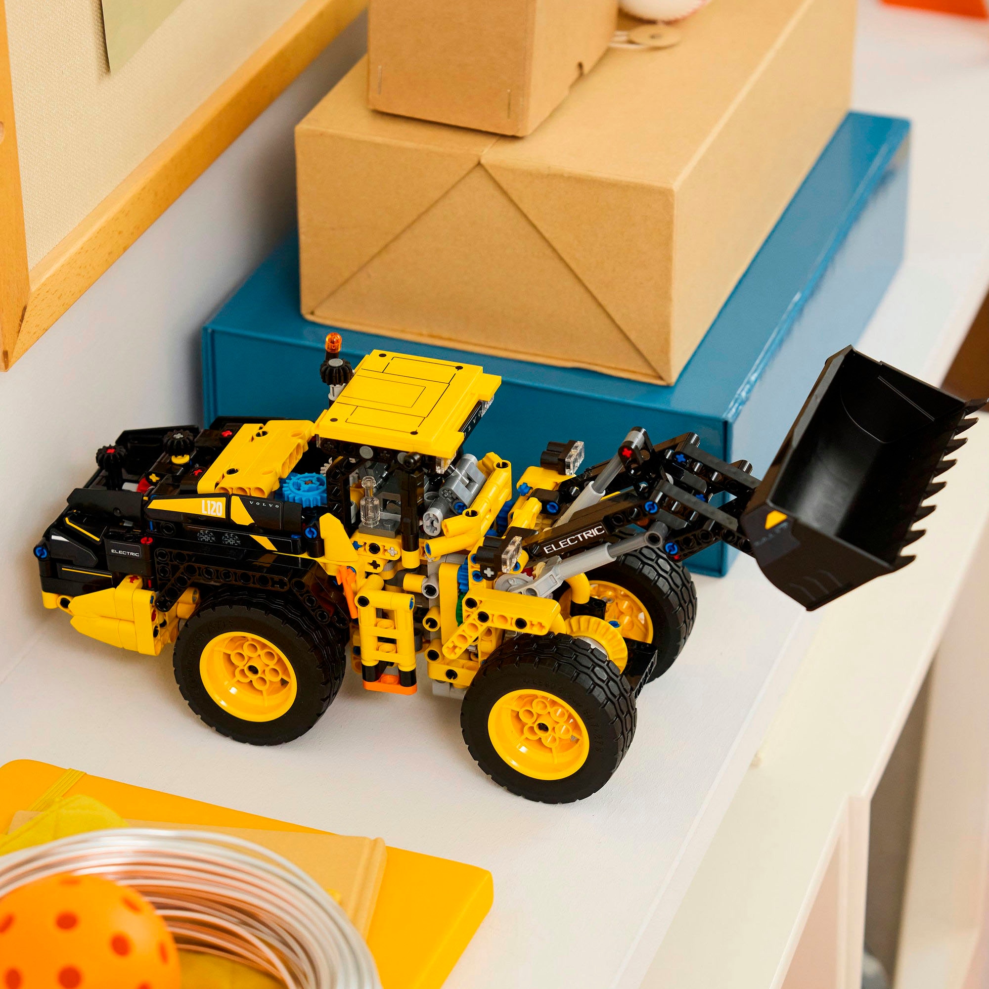 LEGO® Konstruktionsspielsteine »Volvo L120 Electric Radlader (42209), LEGO Technic«, (973 St.), Made in Europe