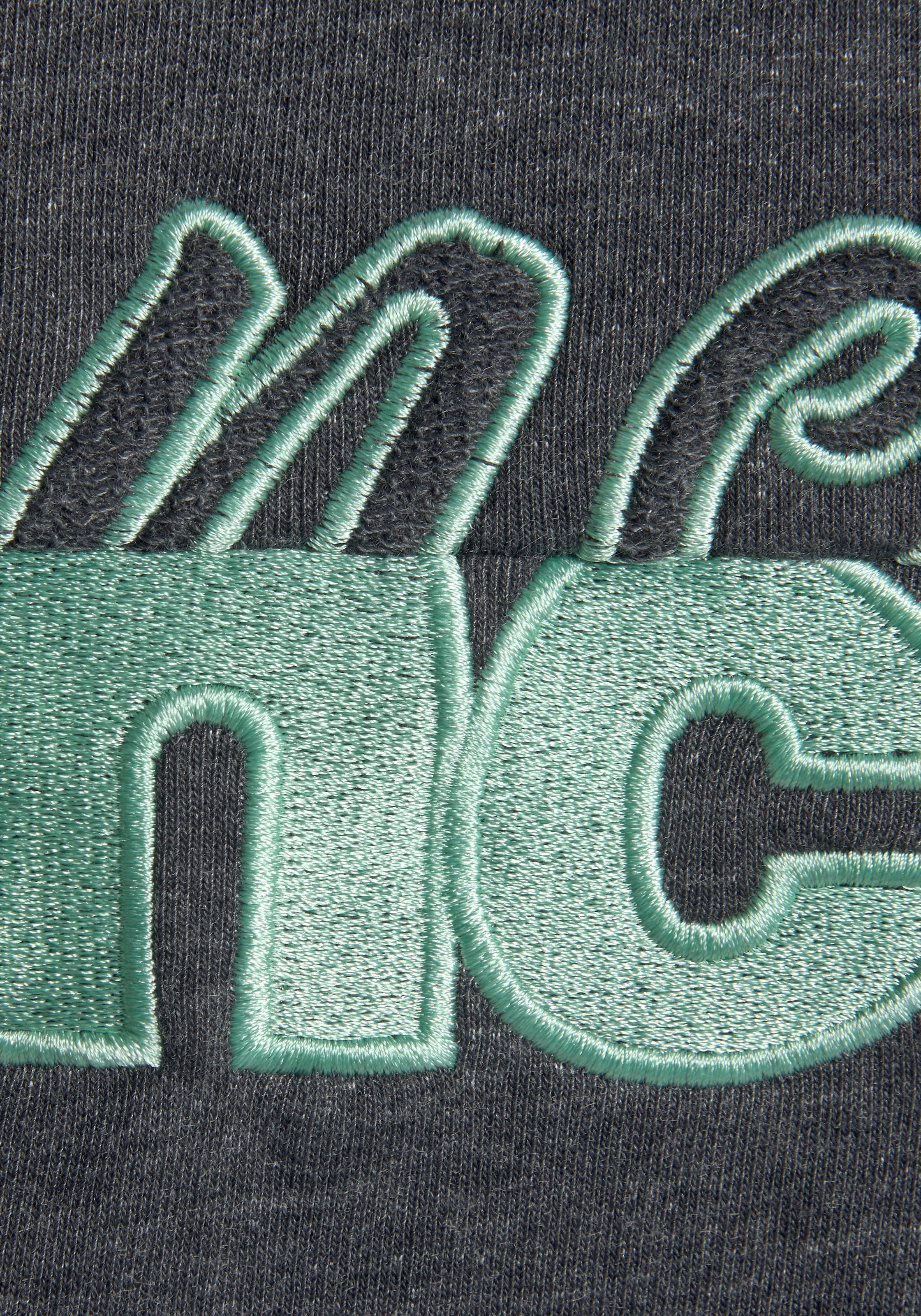 Bench. Sweatkleid, mit aufwendiger Logostickerei