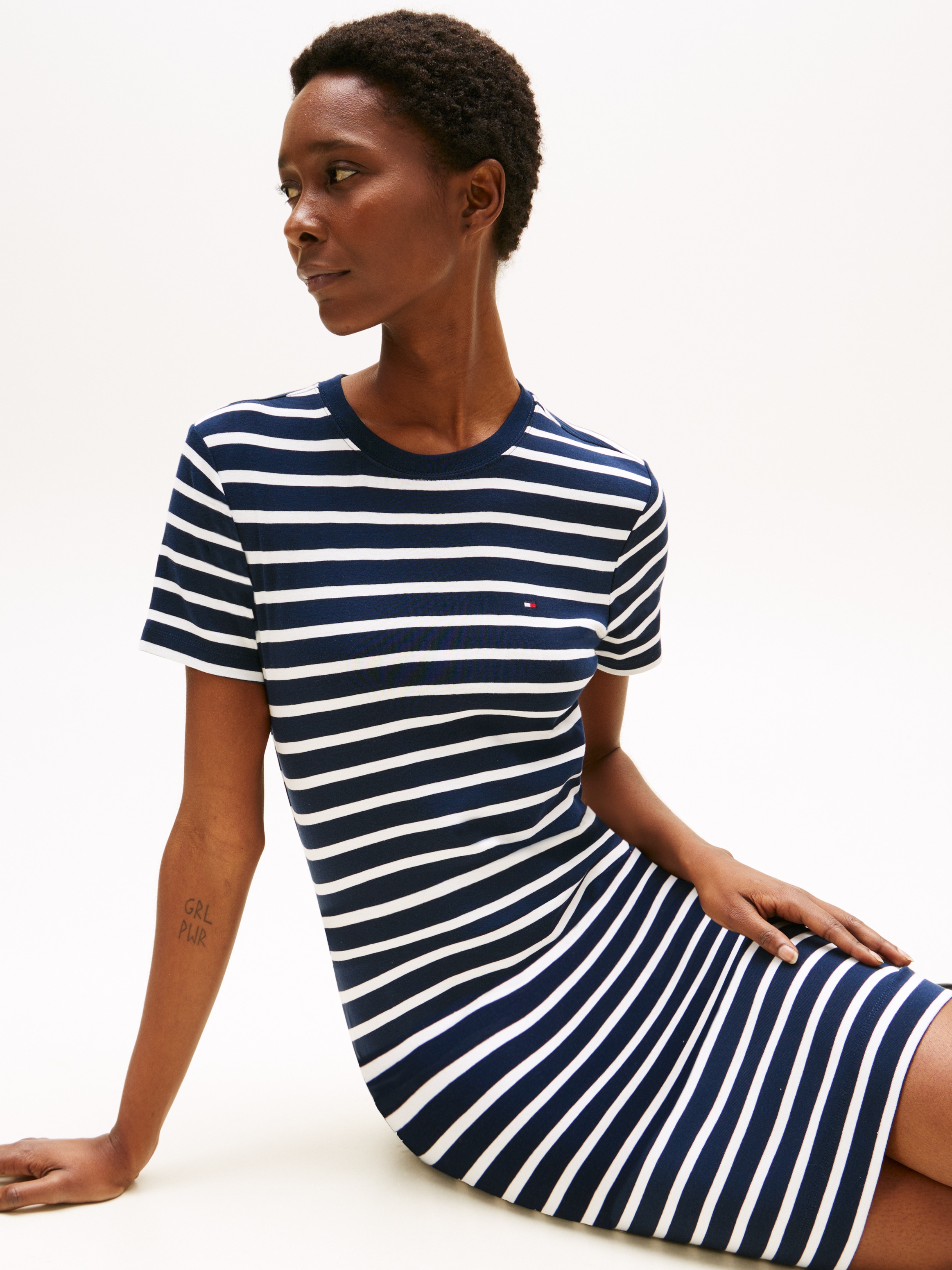 Tommy Hilfiger Shirtkleid »NEW CODY STR SLIM SHORT DRS SS«, mit allover Streifendessin, Logo-Flag