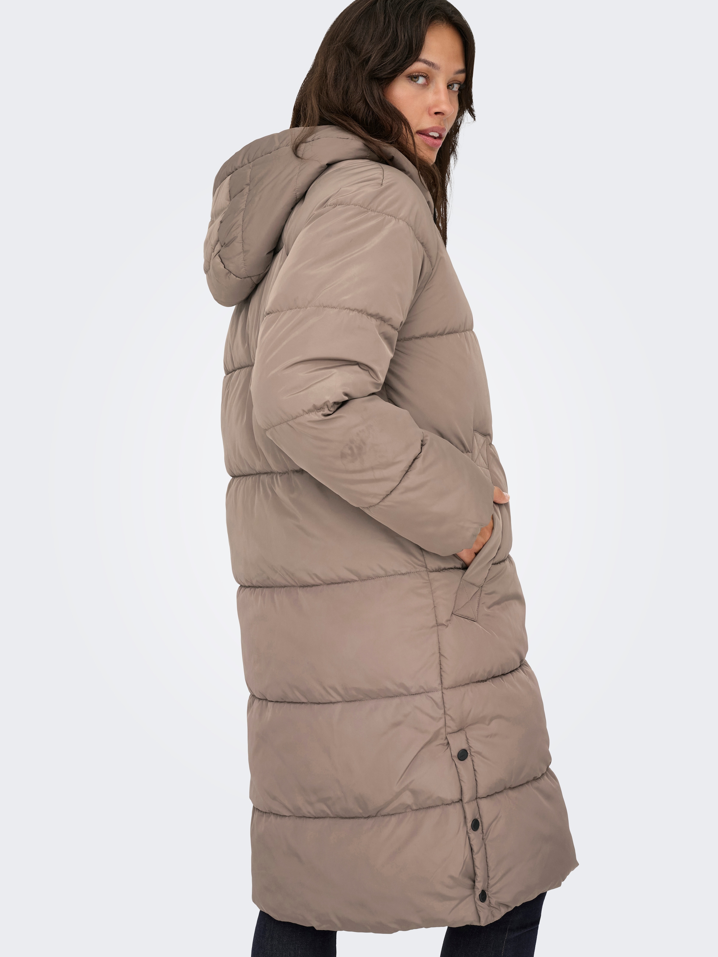 ONLY Steppmantel »ONLAMAND – Langer Puffercoat mit 2-Wege-Reißverschluss« lässig geschnitten, modisch, Steppware, Materialmix, hochschließend