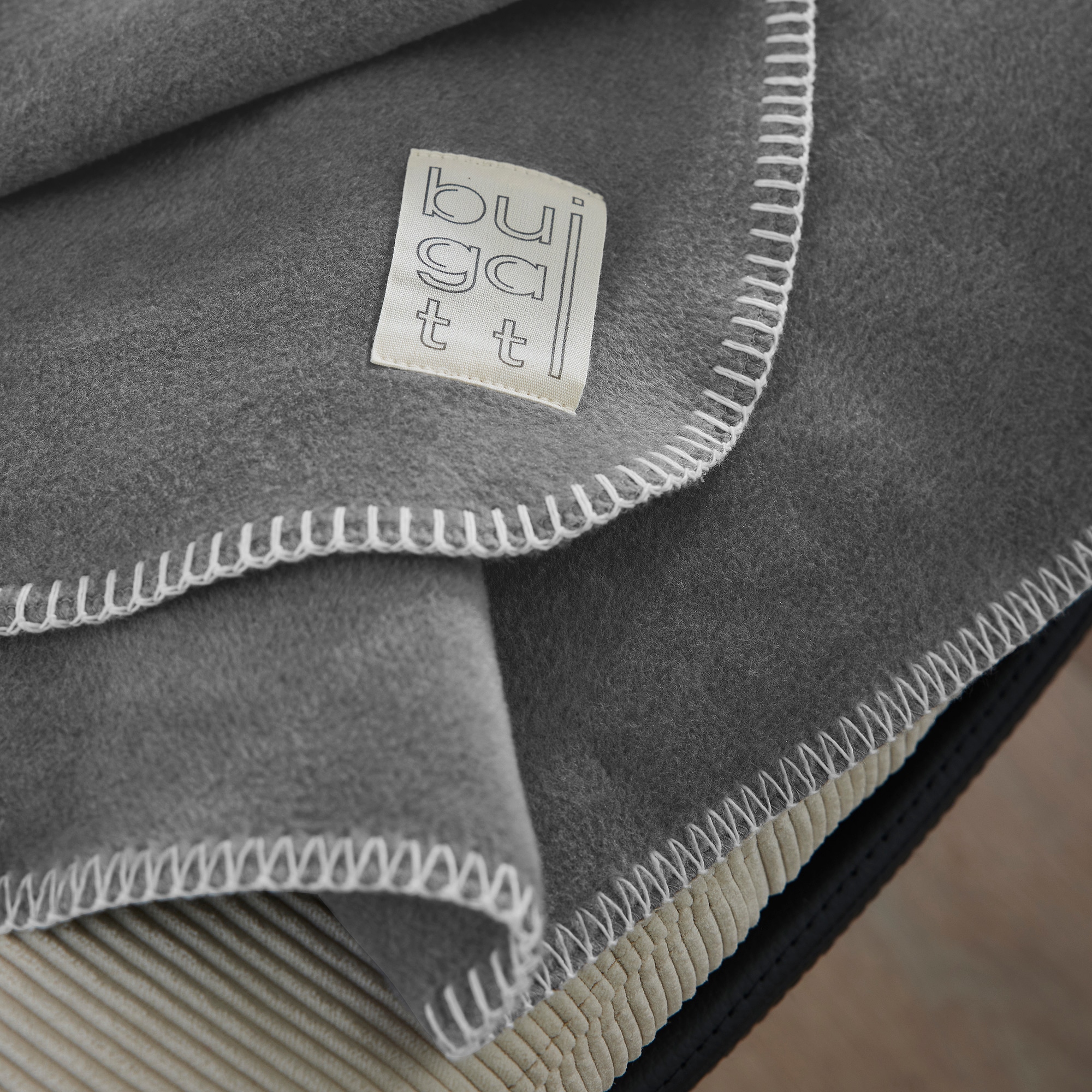 bugatti Wohndecke »Wohndecke bugatti«, mit bugatti-Logo-Patch