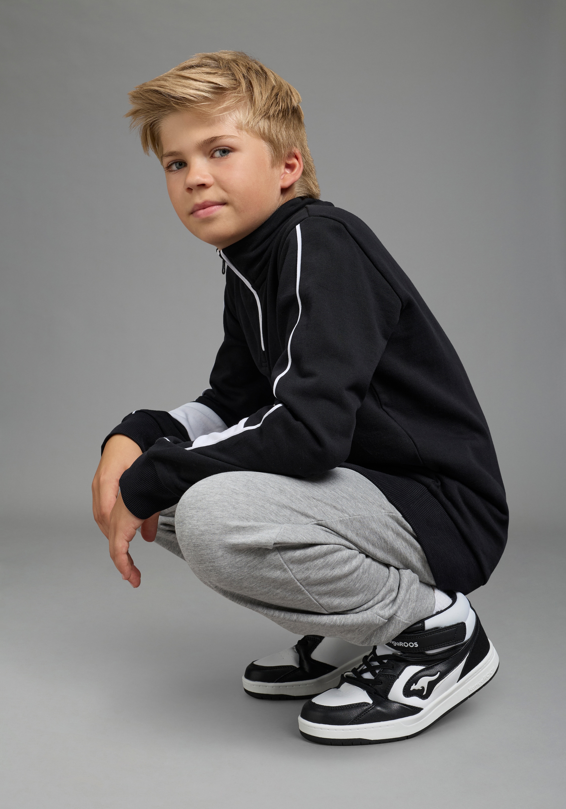 KangaROOS Sweatshirt »Troyer-Sweatshirt mit kontrastfarbigen Einsatz und KangaROOS Stickerei«, Troyer mit modischen Ärmeleinsätzen, Reißverschluss, bequeme Passform
