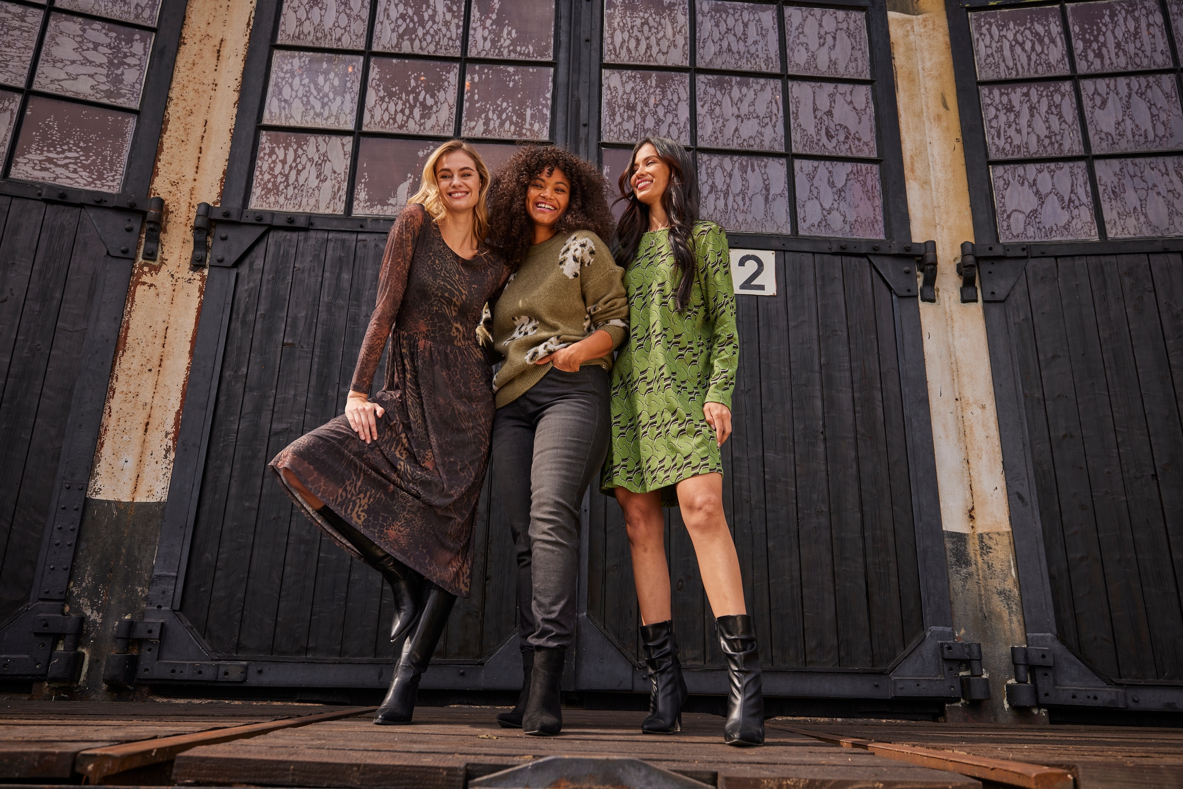 Aniston CASUAL Midikleid, mit fantasievollem Animal-Print - NEUE KOLLEKTION