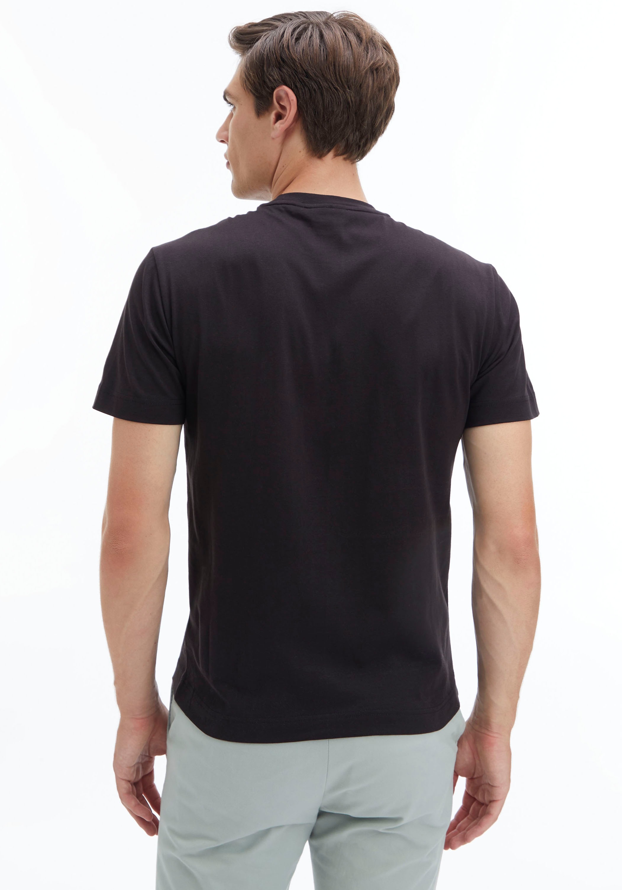 Calvin Klein Kurzarmshirt, der online Brust Logo auf Klein mit Calvin kaufen