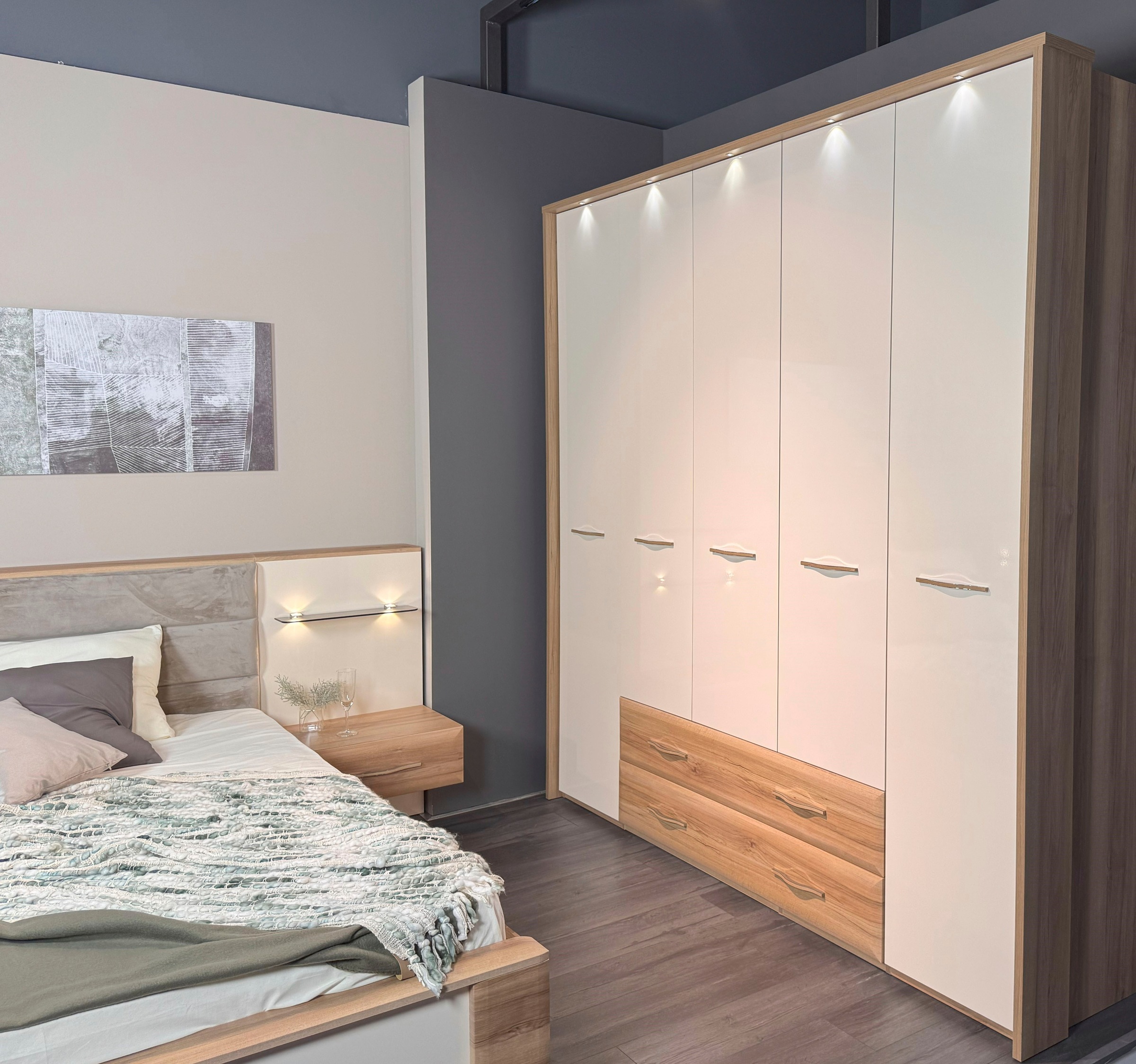 Home affaire Kleiderschrank »Gala, beige hochglänzend UV lackiert, kratzfest, FSC-zertifiziert«, (abgerundete Schubladen aus MDF im Holzdekor, soft-close), mit Beleuchtung und Passpartourahmen, hoher Schrank (224cm), 4 Breiten