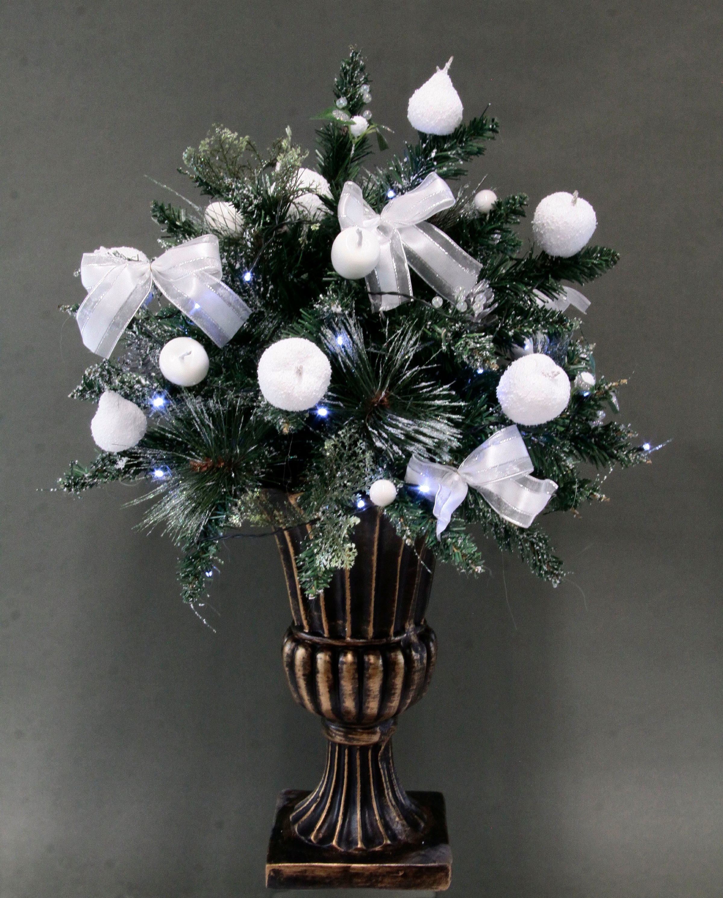 I.GE.A. Winterliche Kunstpflanze »Künstlicher Weihnachtsbaum, Weihnachtsdeko, Kunstbaum«, beschneit, mit Äpfeln, Beeren u. Schleifen, Pokal aus Polyresin, 74 cm