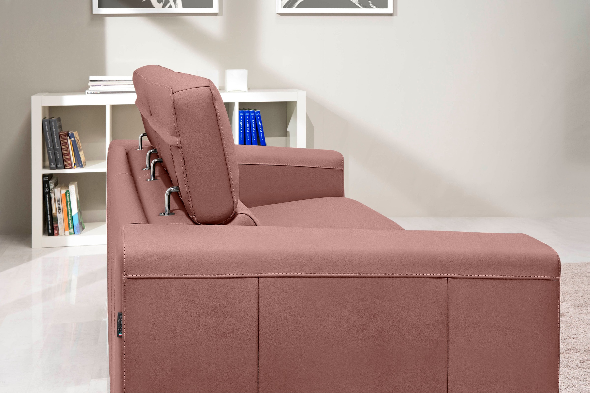 Egoitaliano Schlafsofa »Cabiria, Design und super Sitz- und Liegekomfort«, Sofa inkl. Schlaffunktion, Kopfteile verstellbar, mit Metallfüßen
