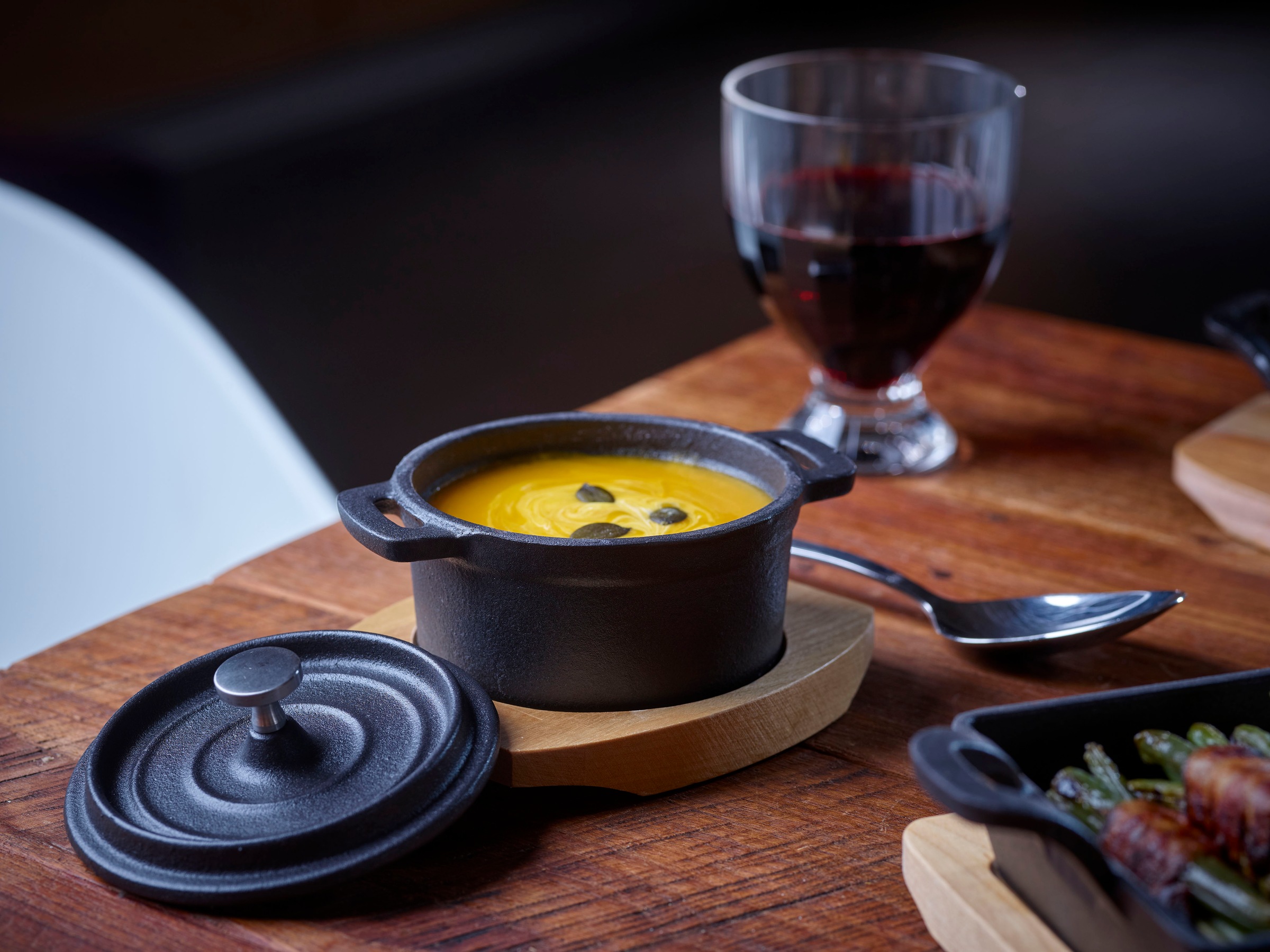 ECHTWERK Servierpfanne »2x Mini-Kochtopf aus Gusseisen« Gusseisen Set, 2 Stk. tlg. inkl. dekorativem Servierbrett, bereits eingebrannt