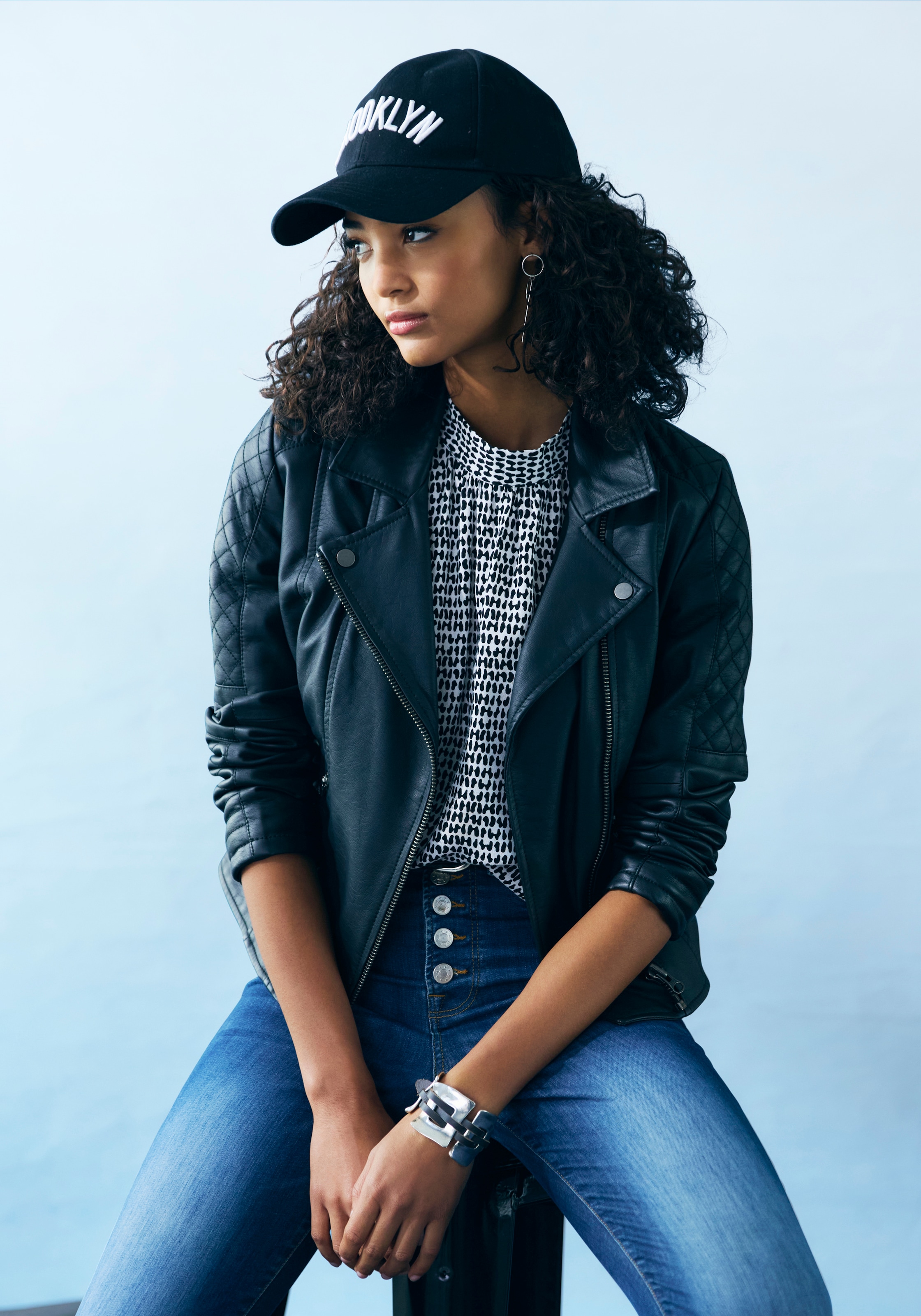 LASCANA Lederimitatjacke mit Bikerdetails, kurze Bikerjacke, figurbetont