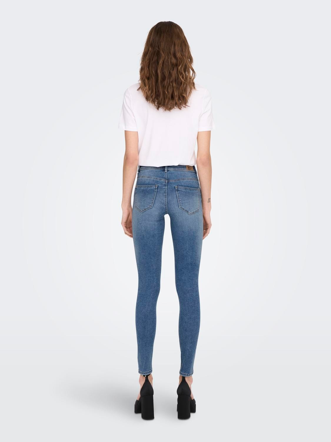 ONLY Skinny-fit-Jeans »ONLWAUW MID SK DESTROY DNM BJ210«, mit Destroyed Effekt