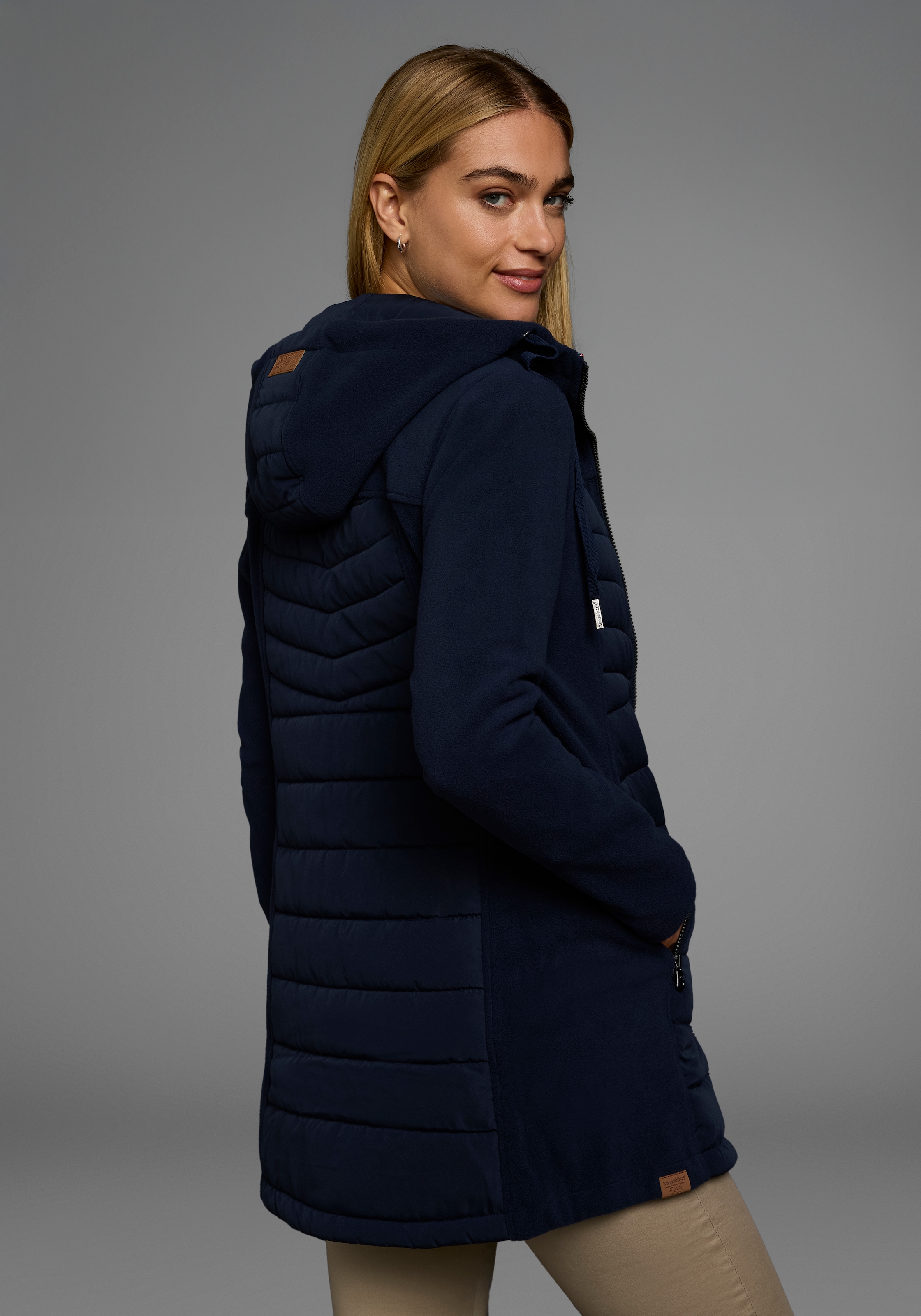 KangaROOS Langjacke, mit Kapuze, leichter Webstoff, figurbetonter Schnitt, mit Kapuze